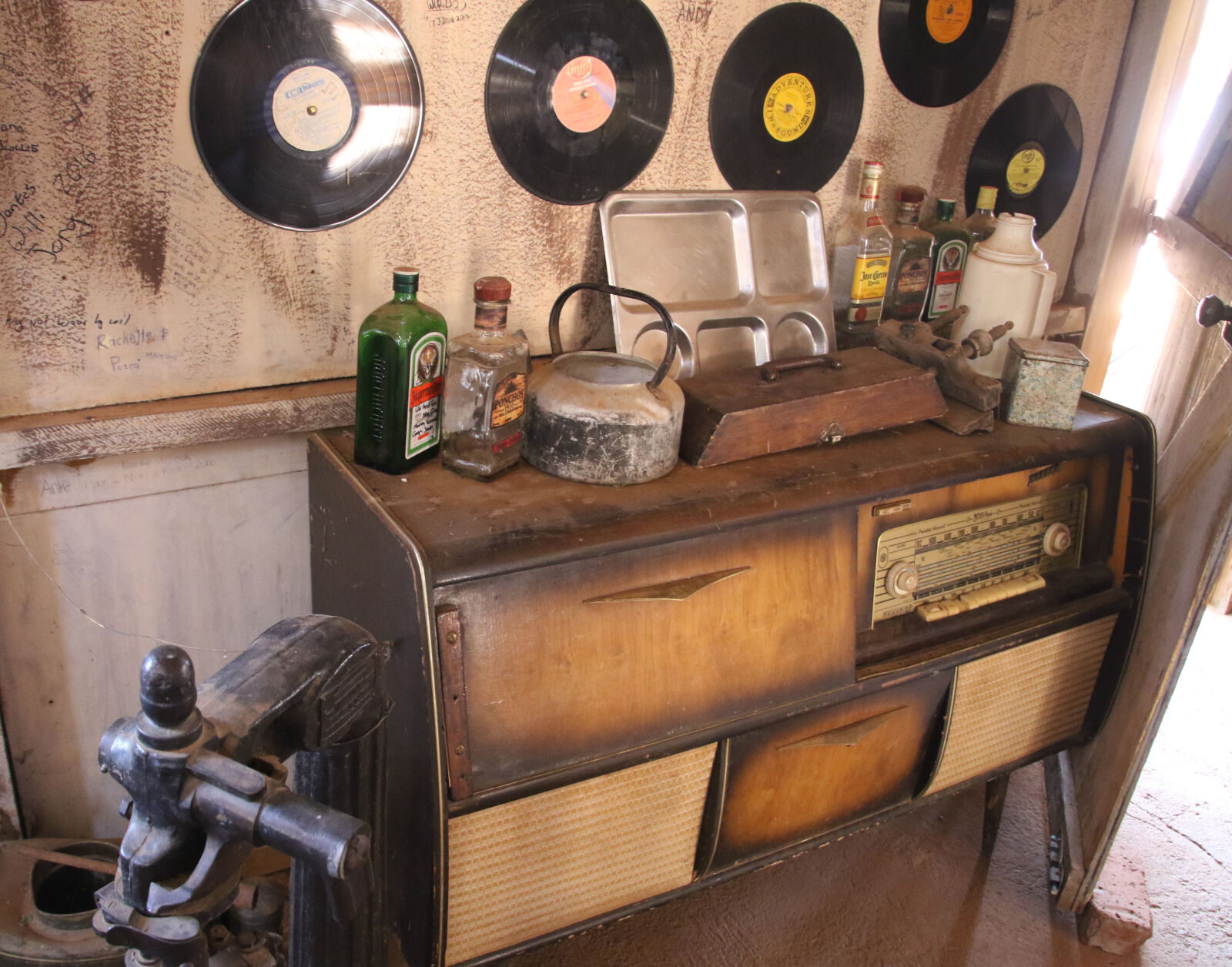 Canon EOS 7D Mark II sample photo. Antiques, decorate, radio, vinals photography