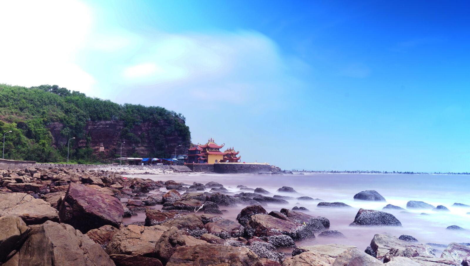 Sony a6300 + Sony Vario-Tessar T* E 16-70mm F4 ZA OSS sample photo. Sea, temple, sky photography