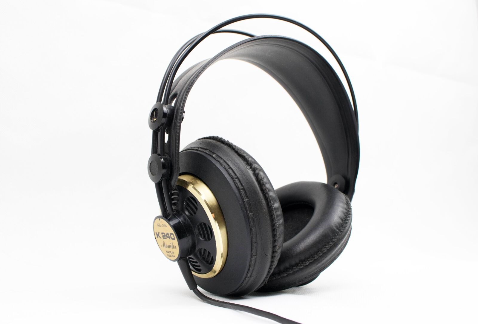 Canon EOS 80D sample photo. Headphones, retro headphones, akg photography