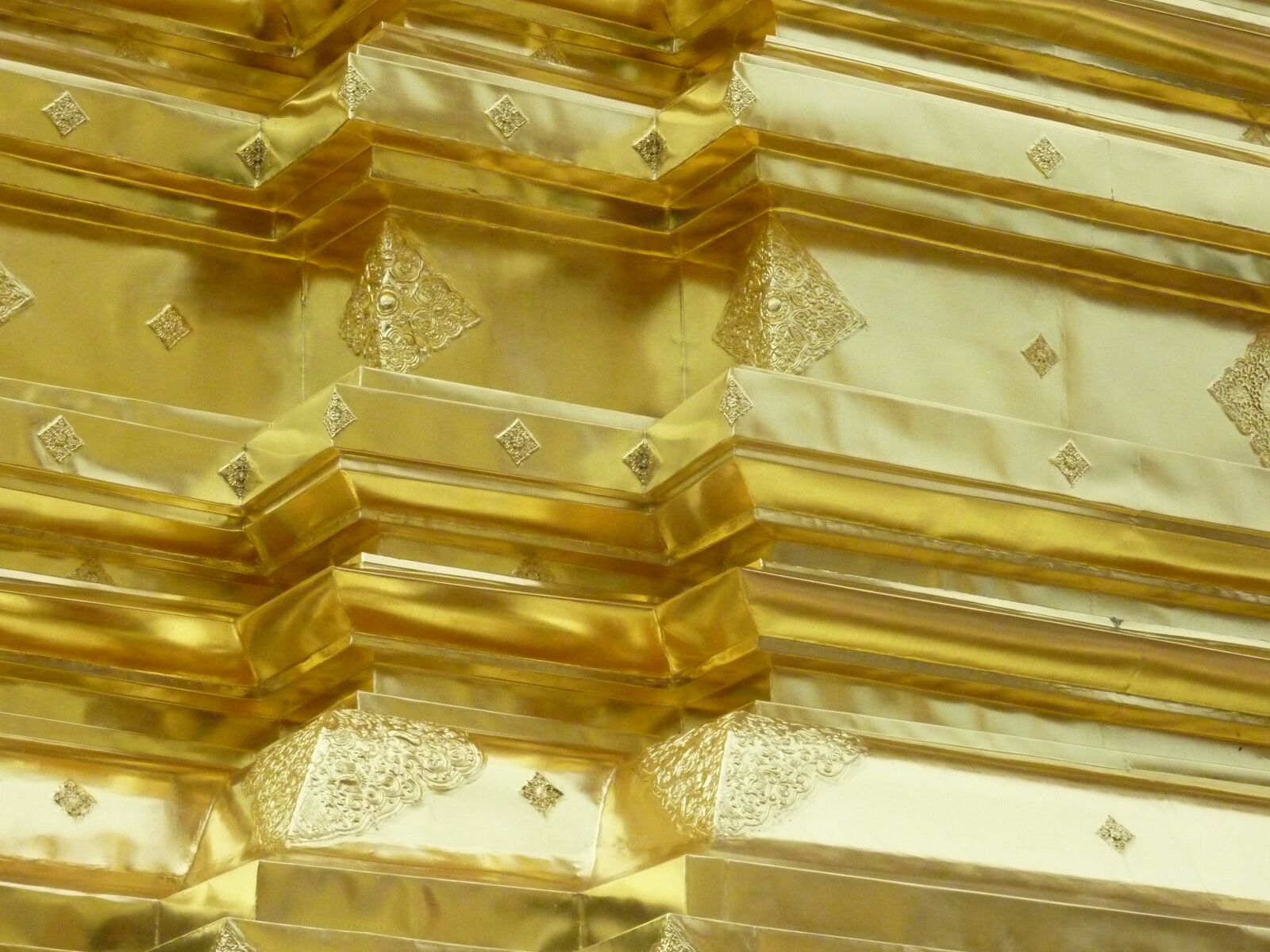 Panasonic DMC-TZ7 sample photo. Thailand, buddhist, golden photography
