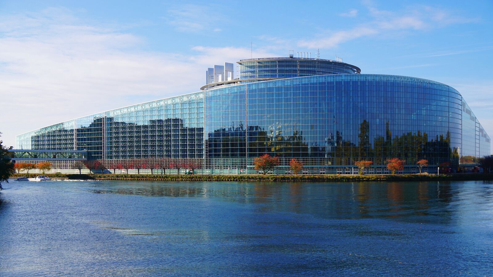 Sony a6000 + Sony Vario-Tessar T* E 16-70mm F4 ZA OSS sample photo. Euro, european, parliament photography