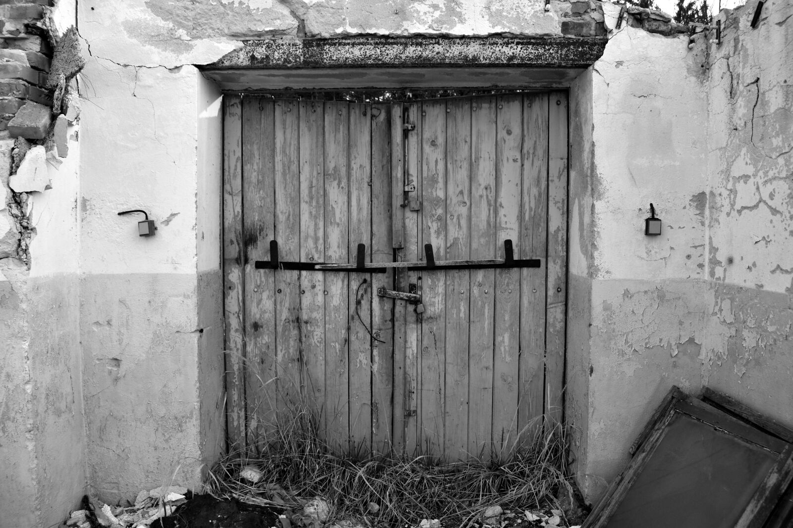 Nikon D3500 sample photo. Door, black and white photography