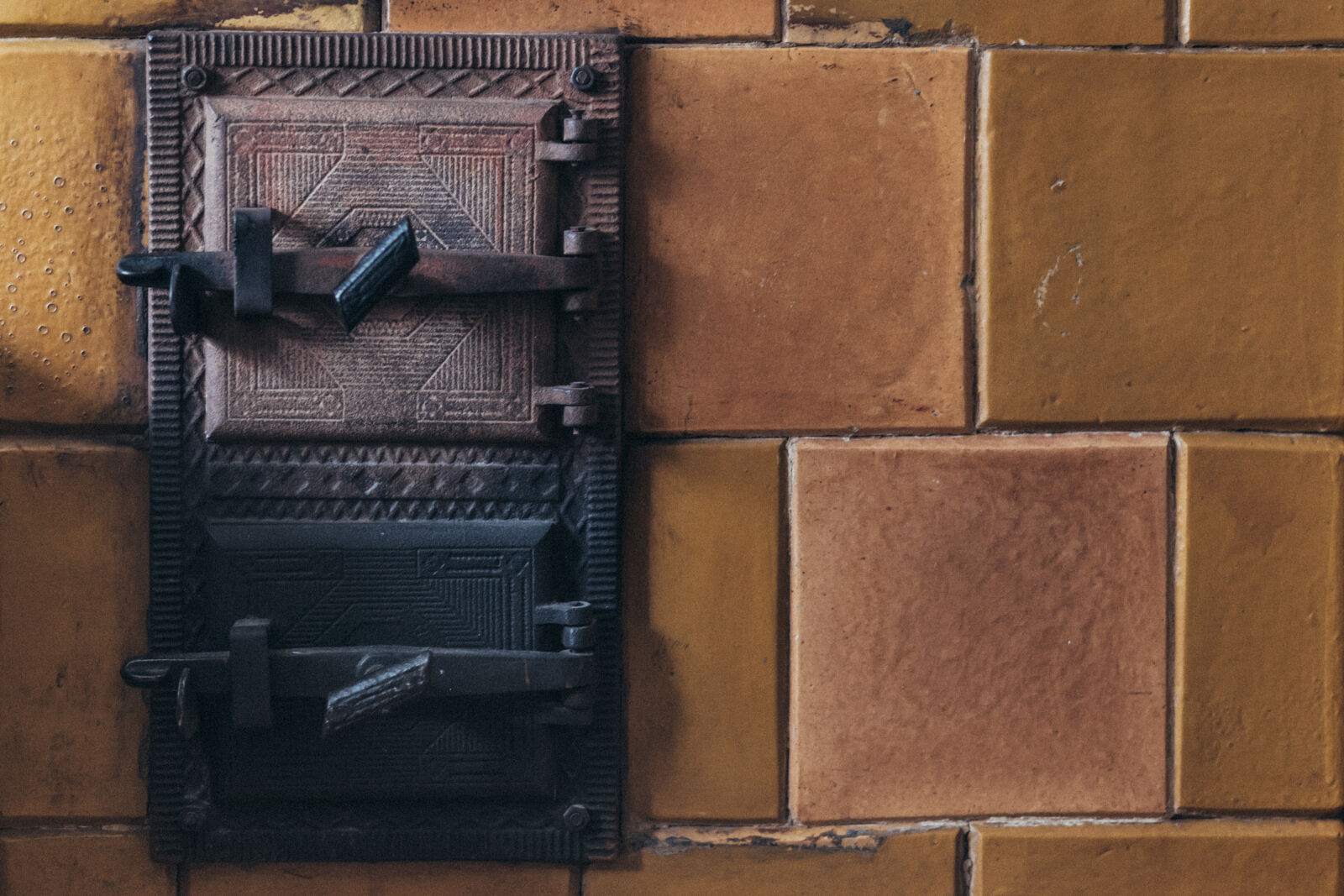 Canon EF 85mm F1.8 USM sample photo. Antique, brick, wall, bricks photography