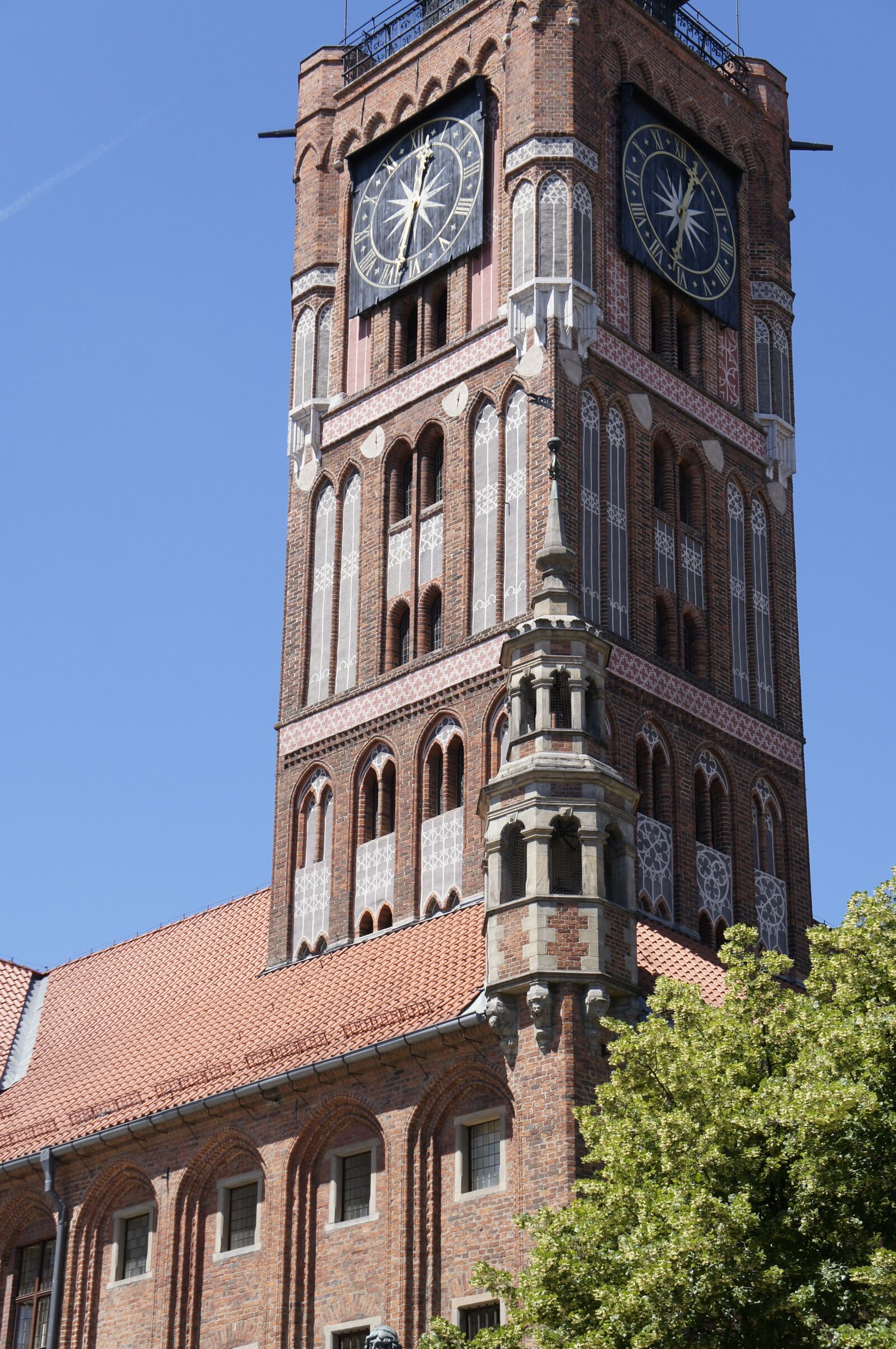 Sony Alpha NEX-C3 + Sony E 18-55mm F3.5-5.6 OSS sample photo. Toruń, tower, clock photography
