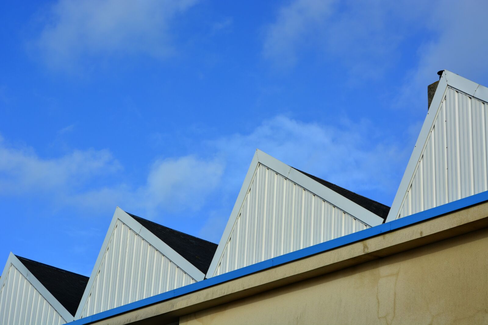 Nikon D5200 sample photo. Bleu, ciel, nuages, toits photography