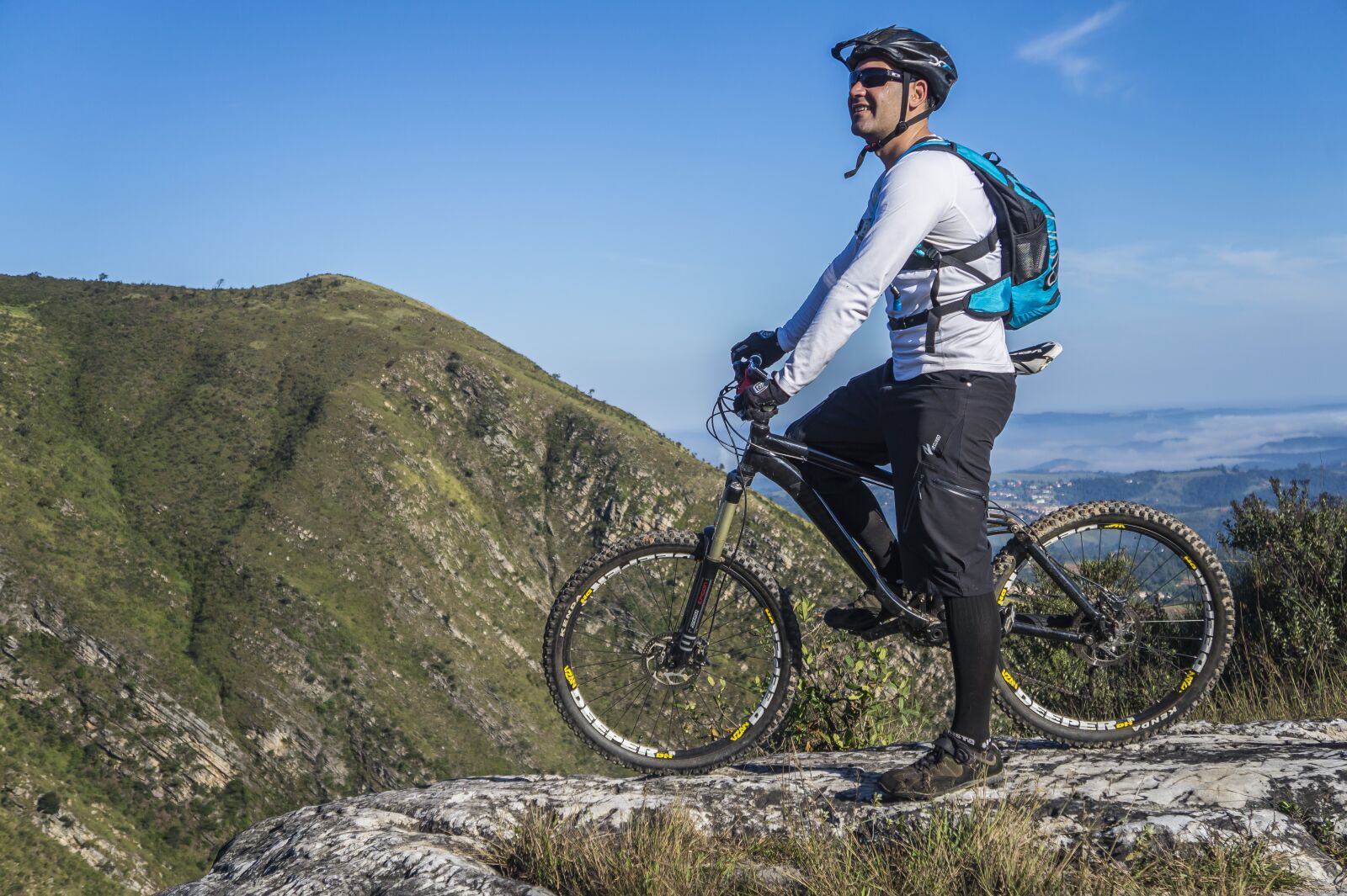 Sony Alpha a3000 + Sony E 18-55mm F3.5-5.6 OSS sample photo. Bike, mountain, mountain biking photography