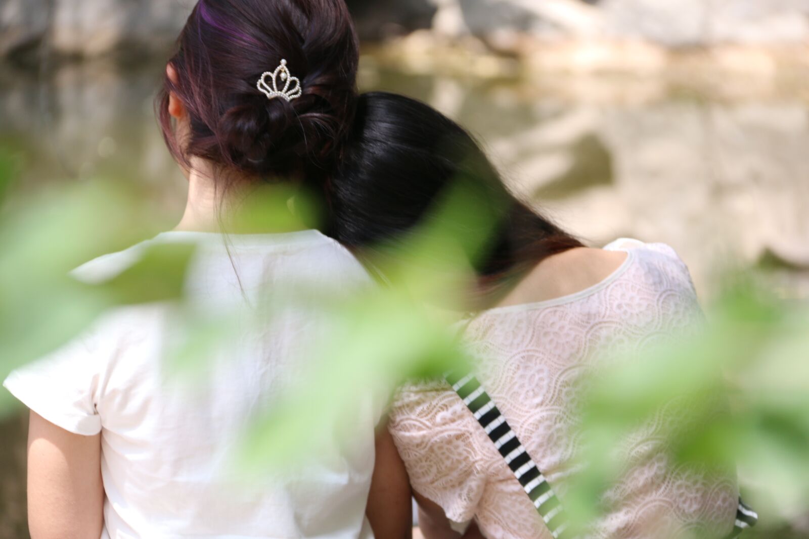 Canon EF-S 18-200mm F3.5-5.6 IS sample photo. Friends, girls, school photography
