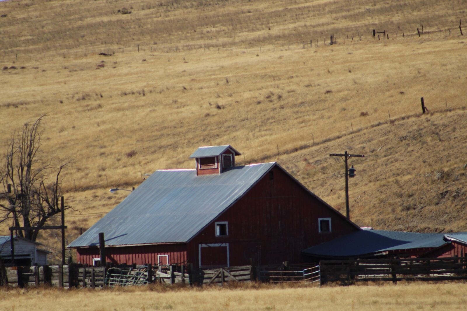 Canon EF 75-300mm f/4-5.6 sample photo. Red barn, country, rural photography