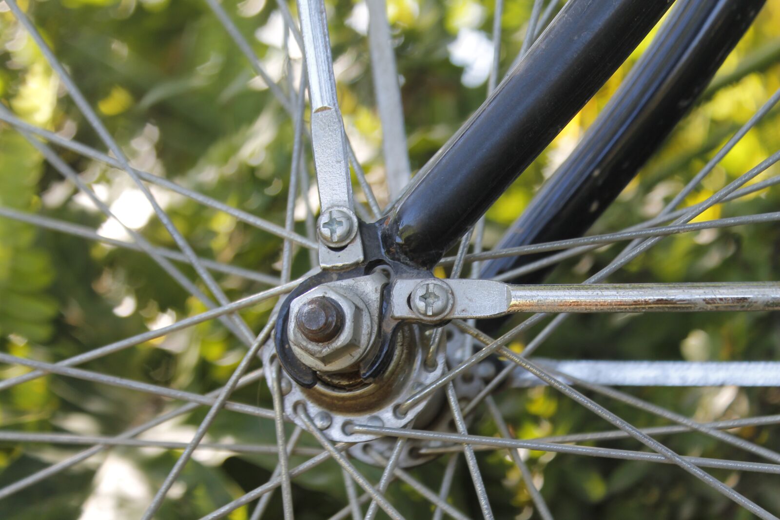 Canon EOS 1100D (EOS Rebel T3 / EOS Kiss X50) sample photo. Wheel, steel, outdoors photography