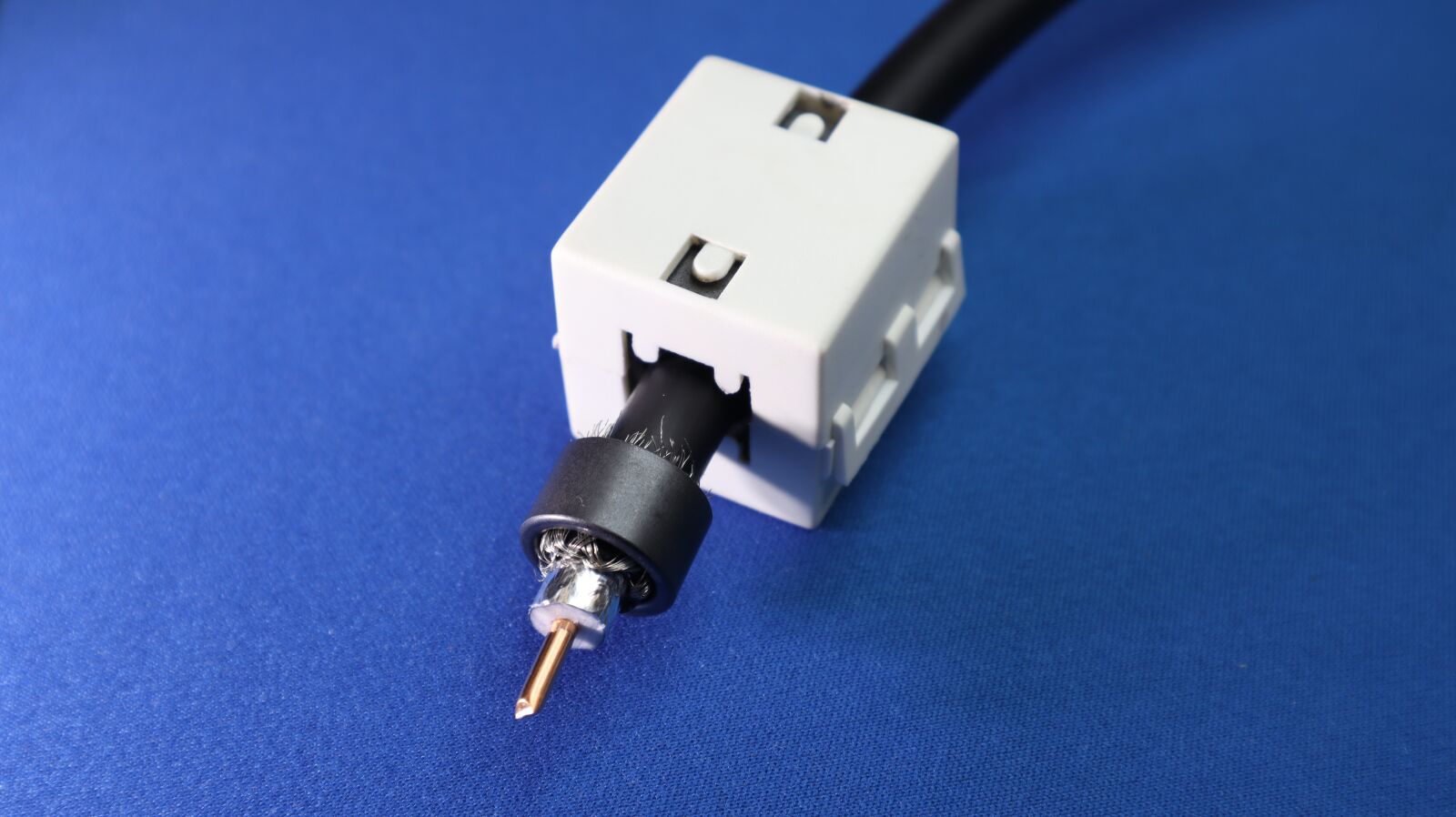 Canon EF-M 15-45mm F3.5-6.3 IS STM sample photo. Cable, coaxial cable, telecommunications photography