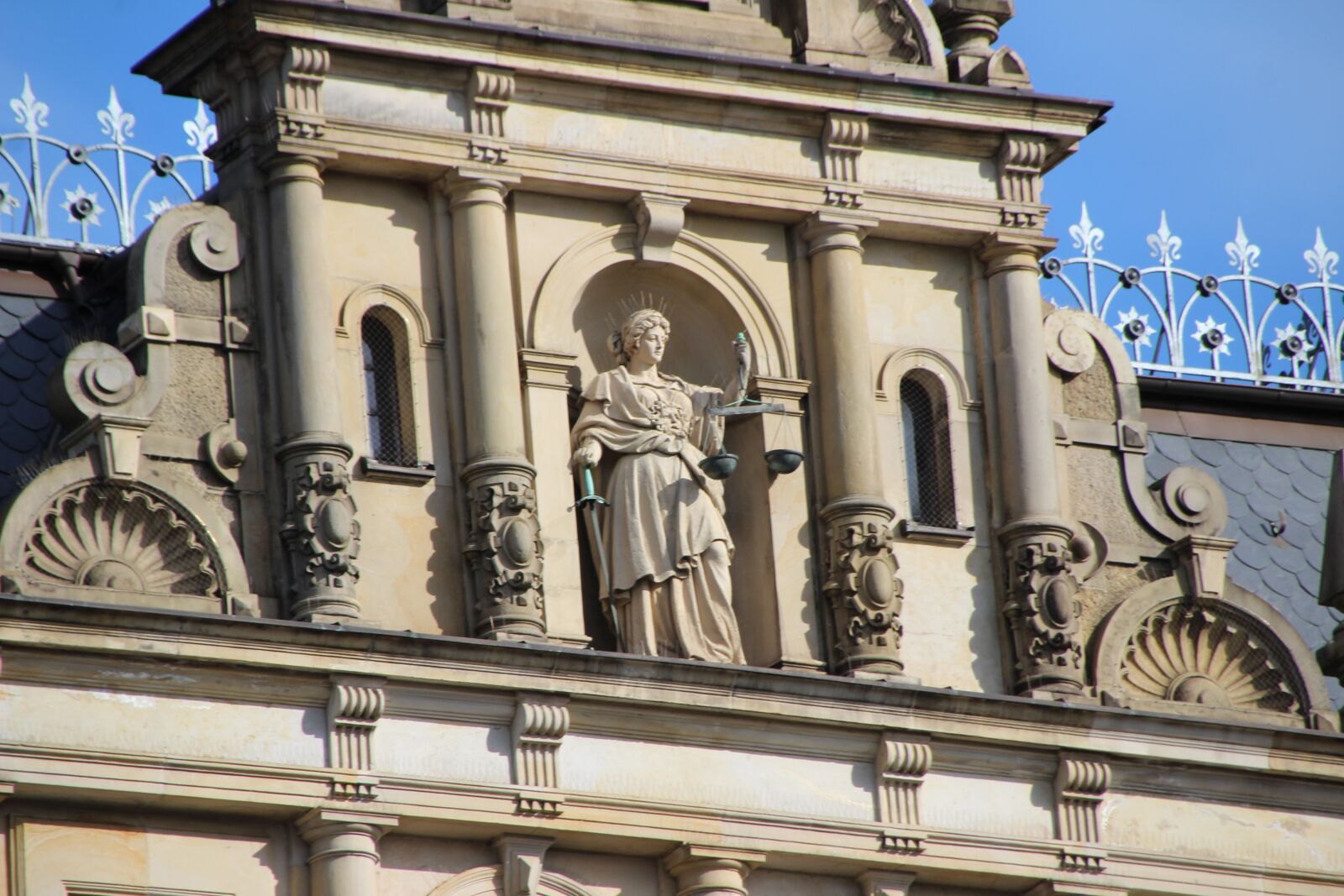 Canon EOS 1200D (EOS Rebel T5 / EOS Kiss X70 / EOS Hi) sample photo. Hamburg, justizia, court photography