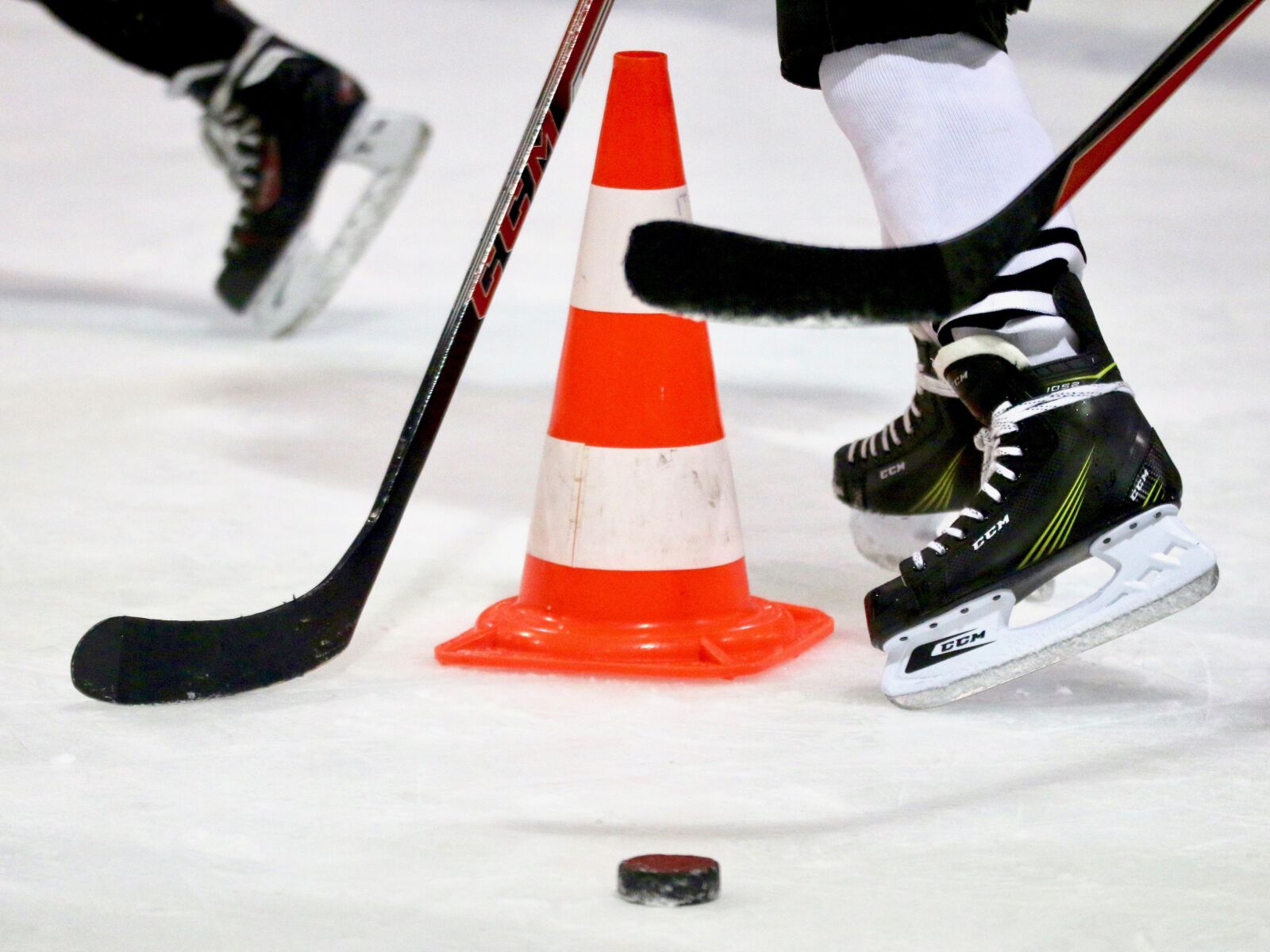 Canon EOS 70D sample photo. Ice hockey, pillone, puck photography