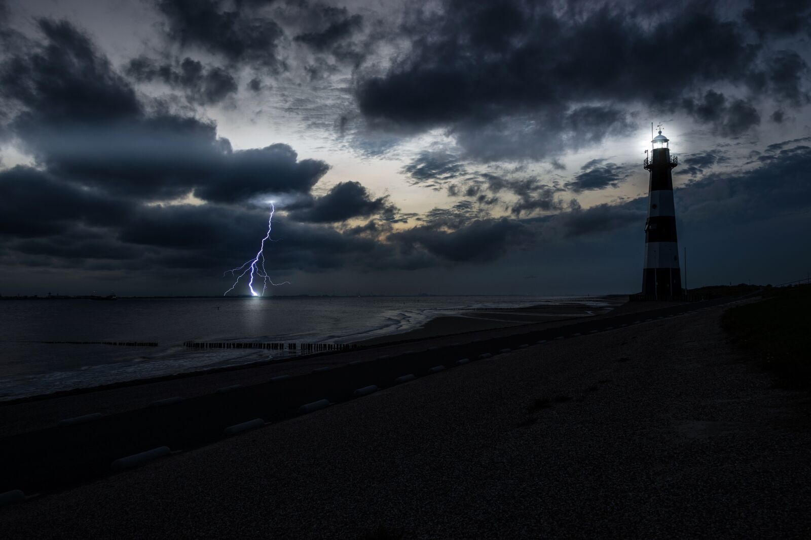 Nikon D5300 sample photo. Flash, thunder, forward photography