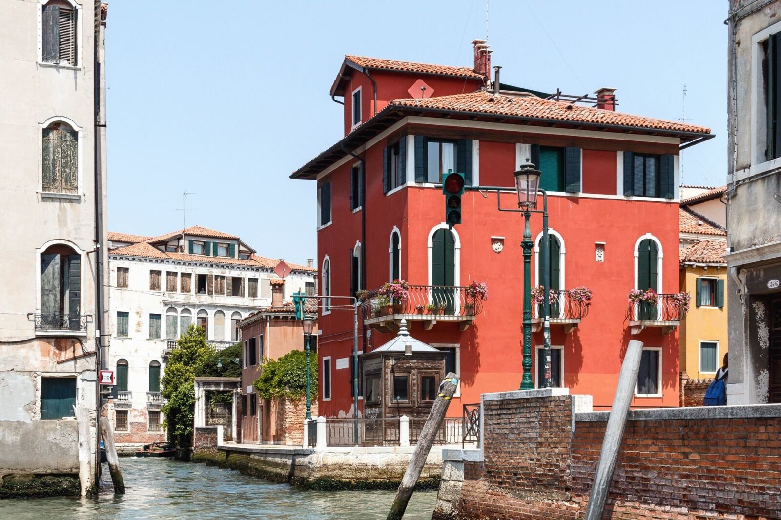 Canon EF-S 18-200mm F3.5-5.6 IS sample photo. Canal, water, buildings, architecture photography