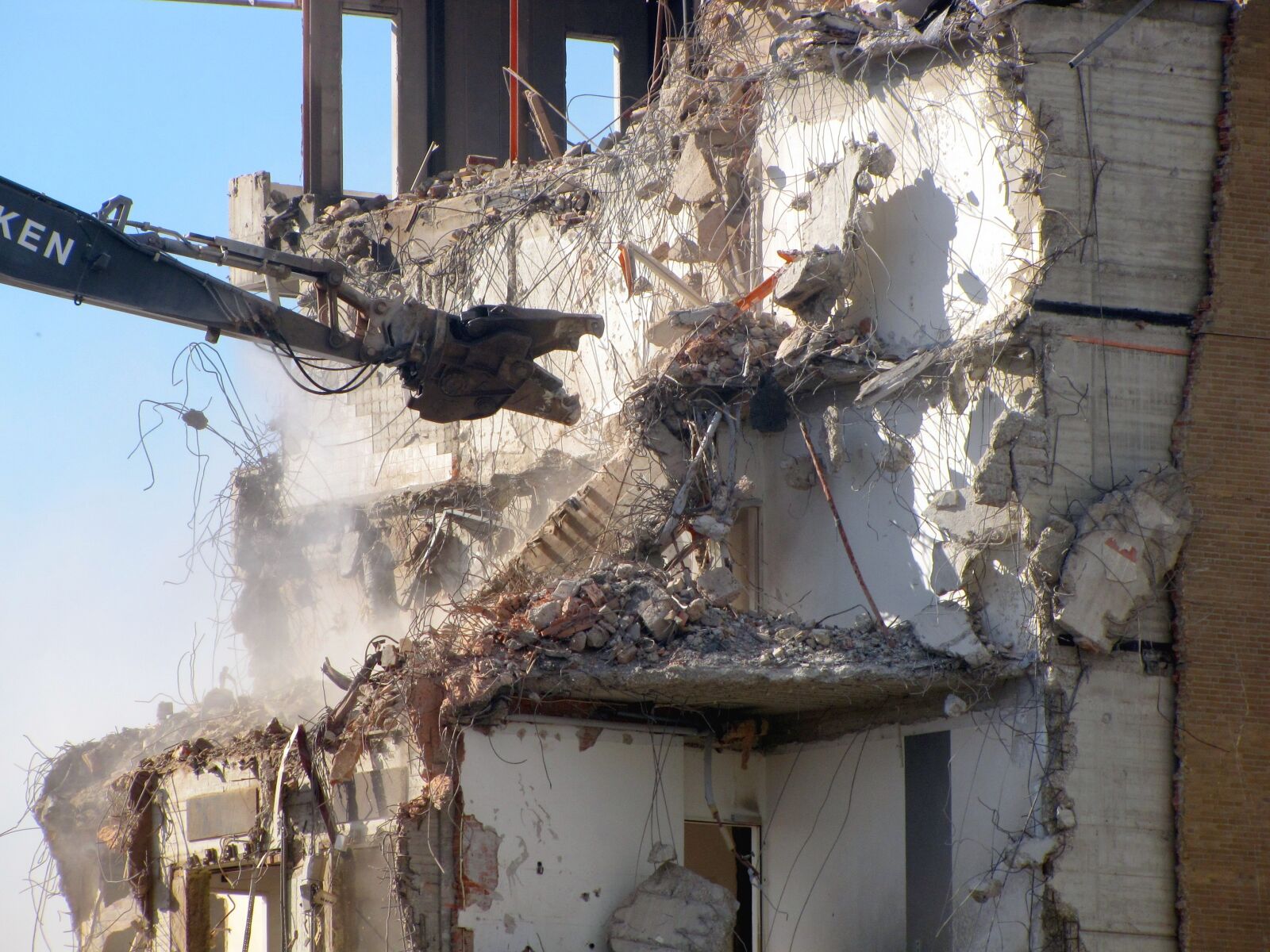 Canon PowerShot SX10 IS sample photo. Demolition, demolition crane, bolt photography
