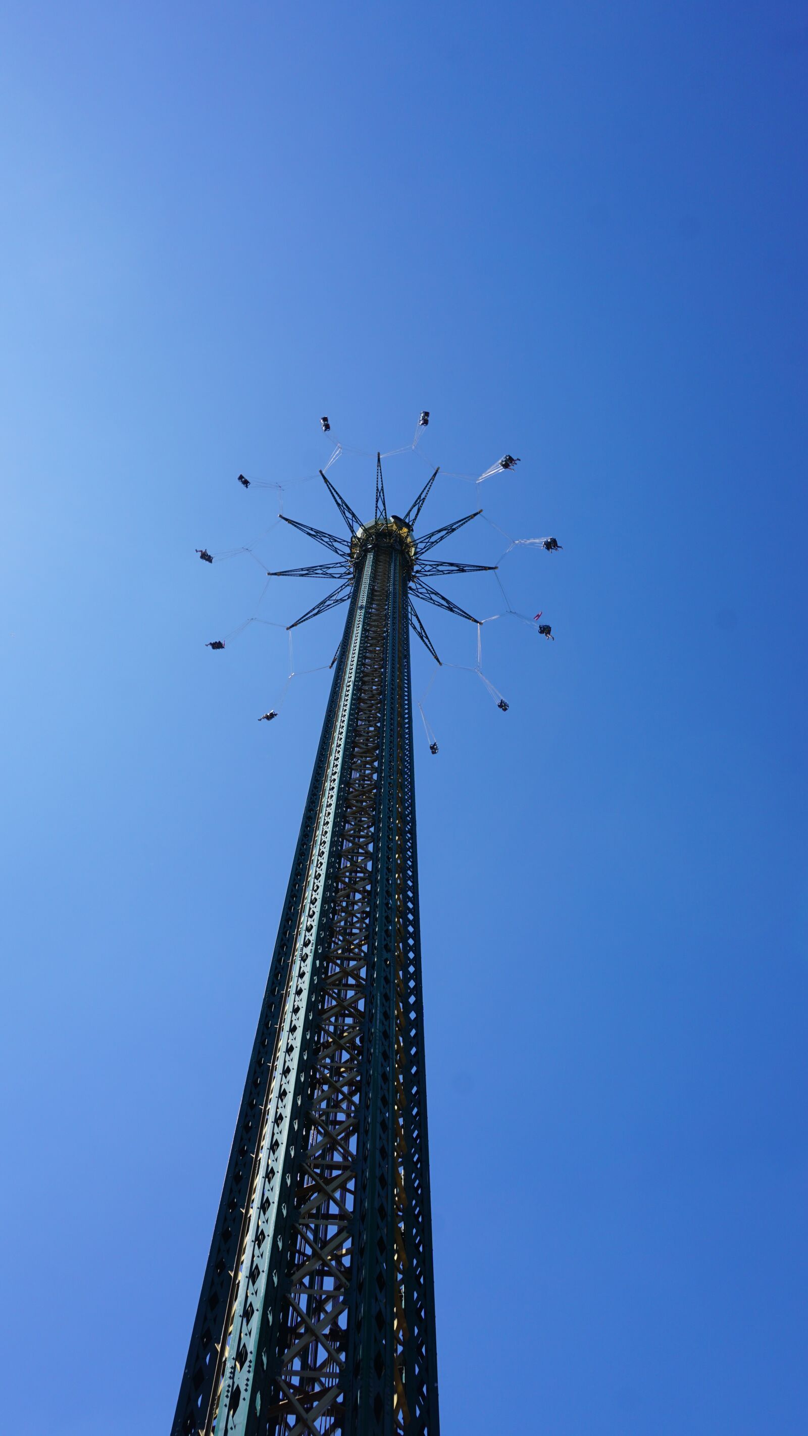 Sony E 16-50mm F3.5-5.6 PZ OSS sample photo. Carousel, vienna, sky photography