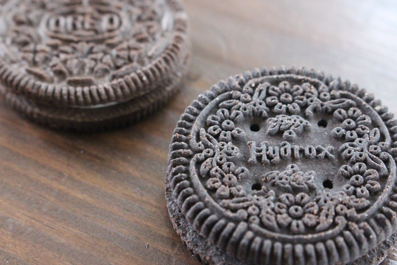 Canon EOS 700D (EOS Rebel T5i / EOS Kiss X7i) sample photo. Sandwich cookie, oreo versus photography