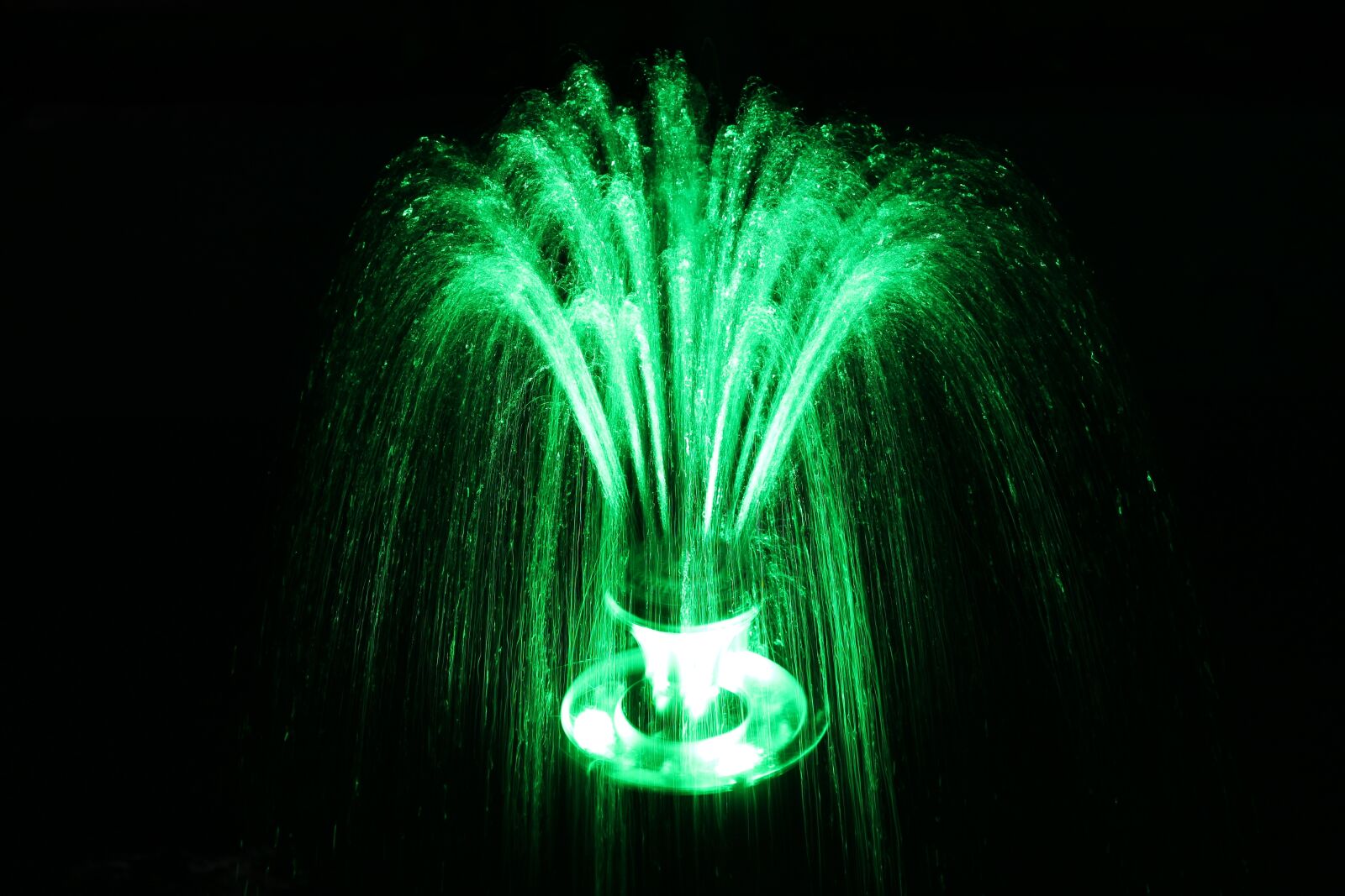 Canon EOS 1300D (EOS Rebel T6 / EOS Kiss X80) + Canon EF 50mm F1.8 STM sample photo. Water fountain, light, dark photography