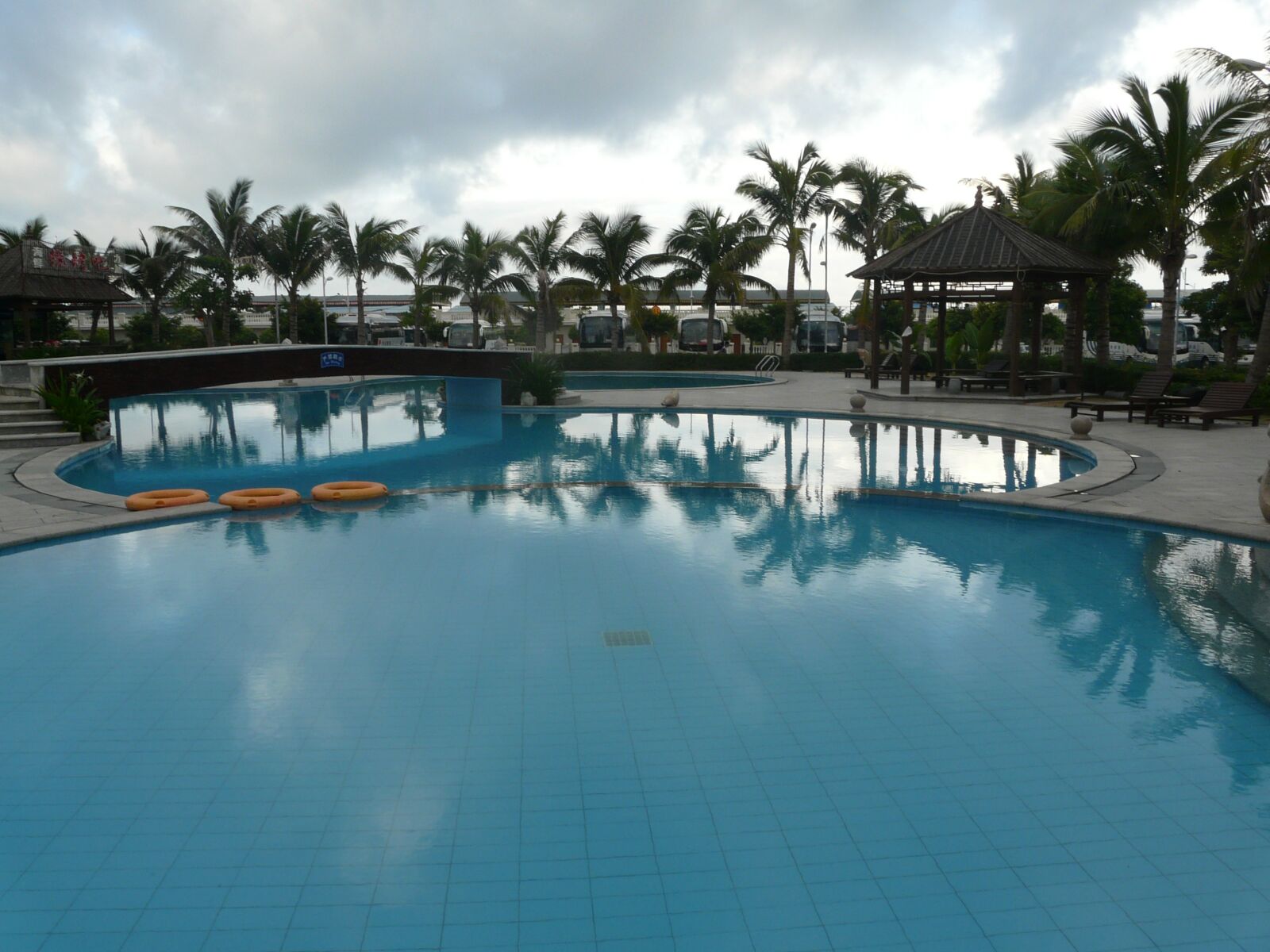 Panasonic DMC-FZ18 sample photo. Swimming pool, coconut trees photography