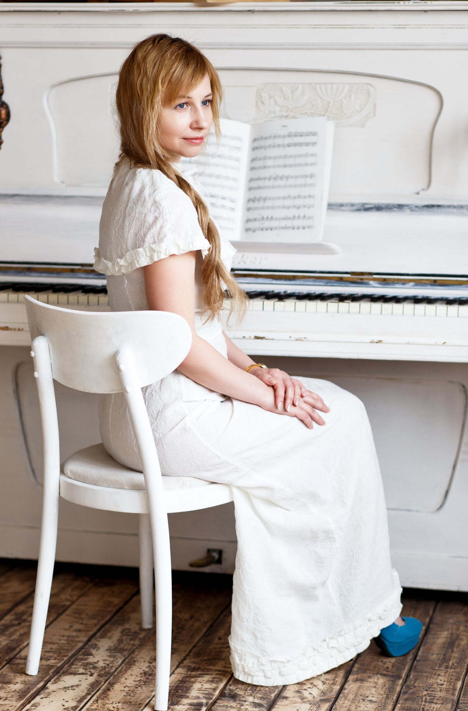 Canon EF 85mm F1.8 USM sample photo. Piano, pianist, white photography