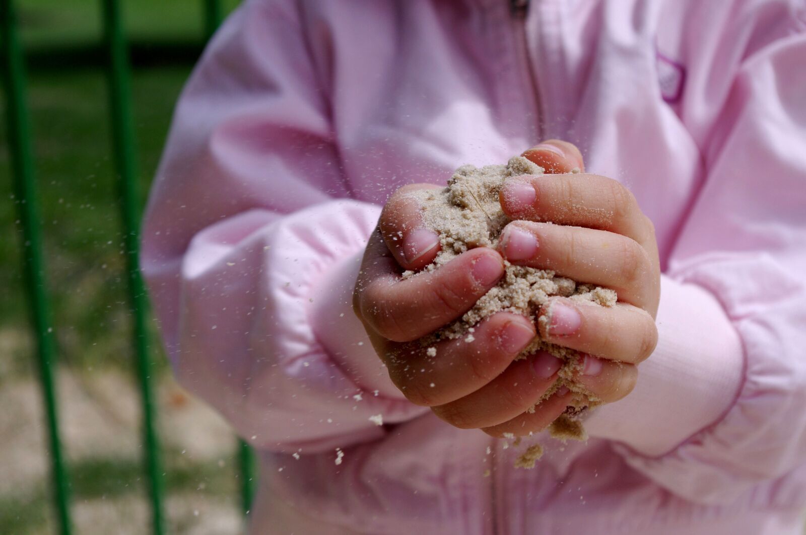 Pentax K-r sample photo. Child, hands, sand photography