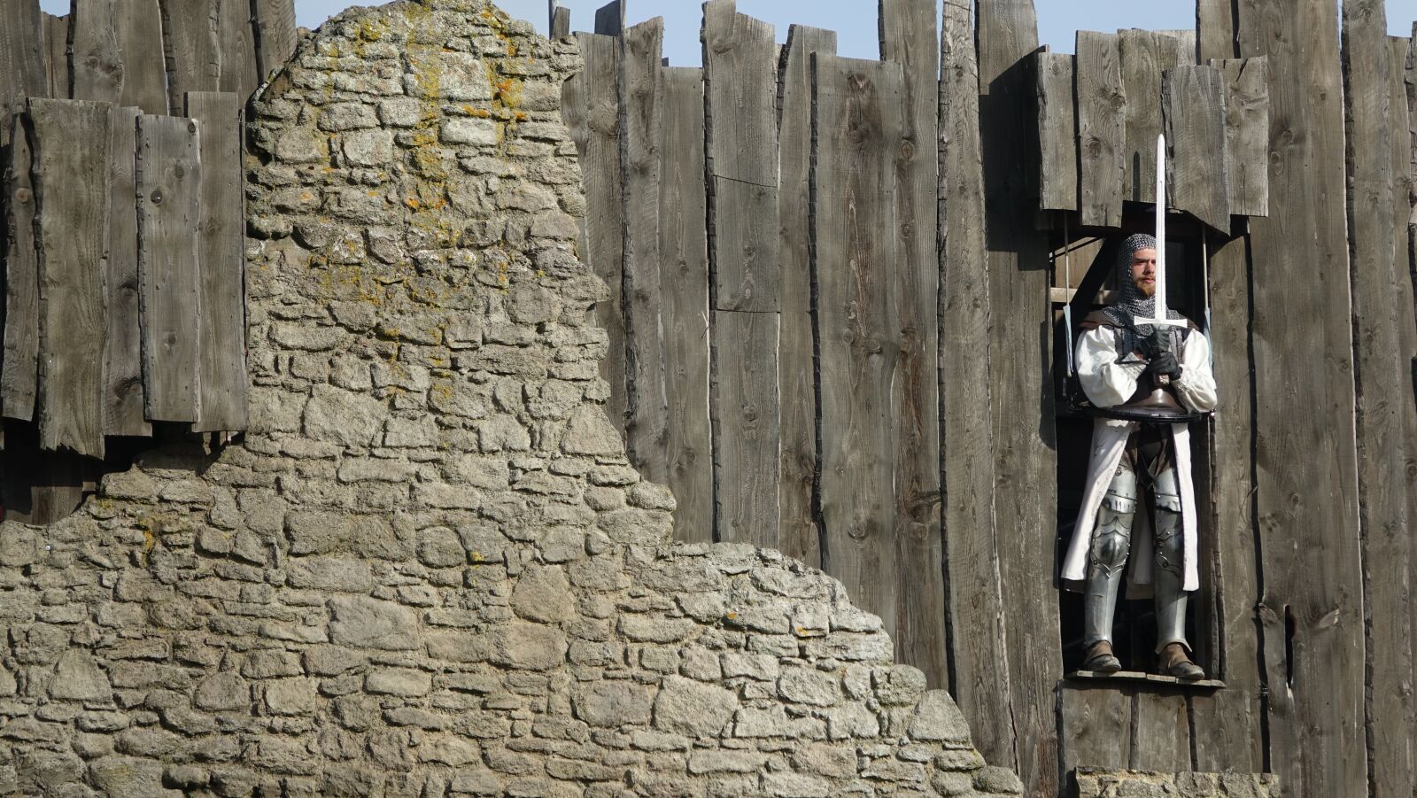 Sony Cyber-shot DSC-RX10 III sample photo. Soldier, wall, architecture photography