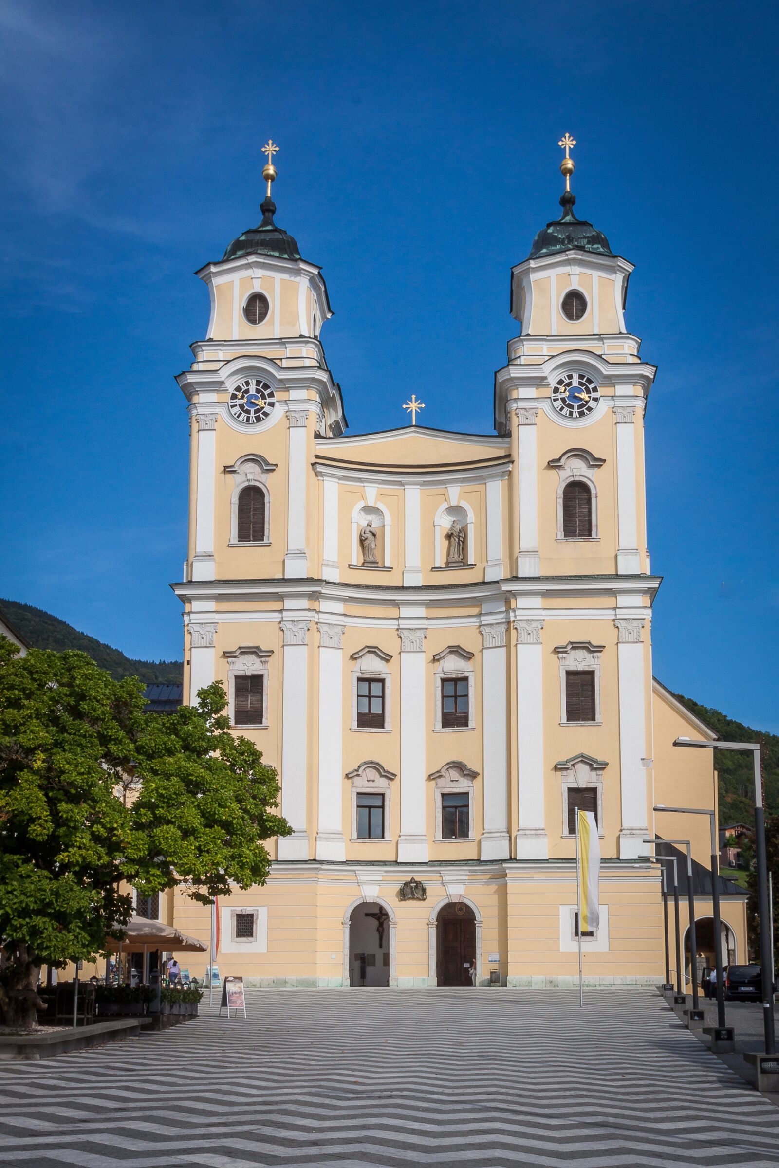 Canon EOS 50D + Canon EF 24-105mm F4L IS USM sample photo. Mondsee, basilica, austria photography