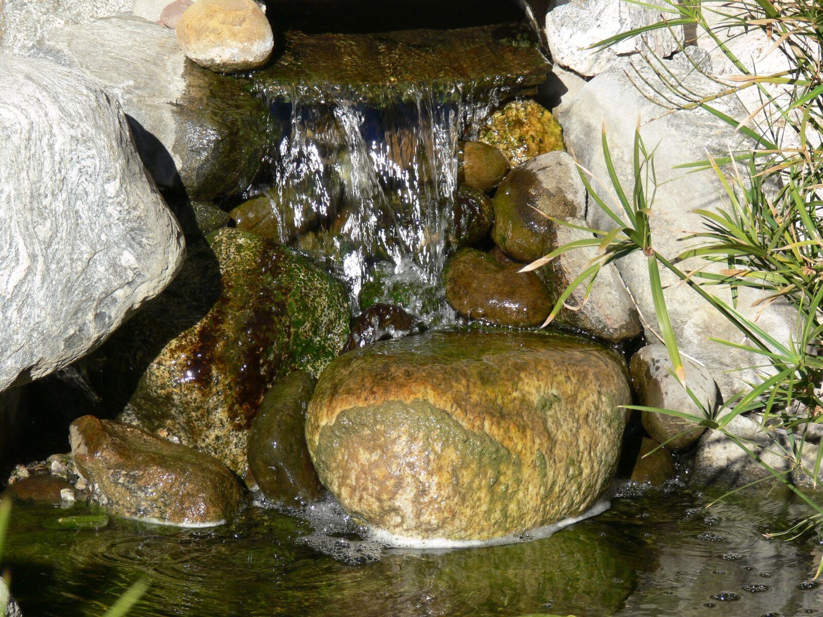 Panasonic DMC-FZ30 sample photo. Waterfall, rocks, pond photography
