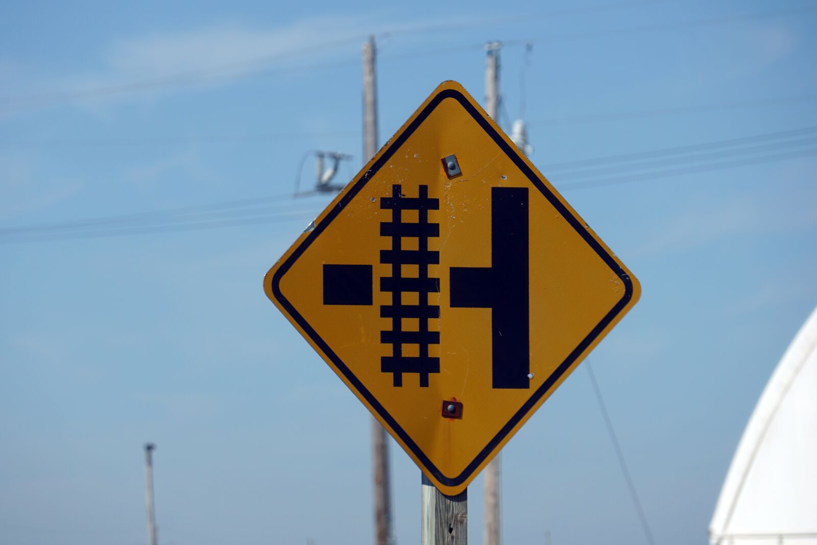 Sony E 55-210mm F4.5-6.3 OSS sample photo. Railroad intersection warning, usa photography