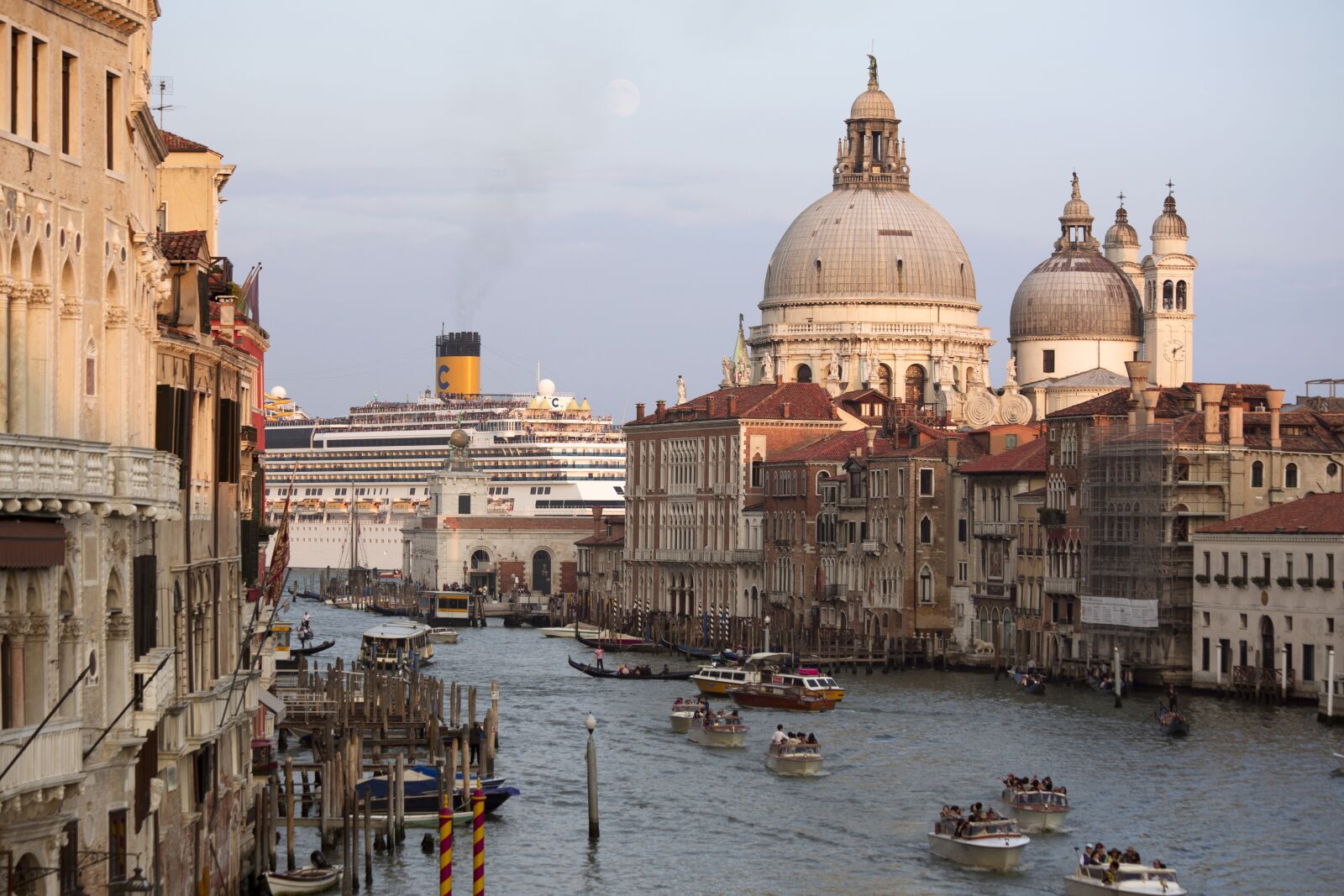 Canon EF 70-300mm F4-5.6 IS USM sample photo. Venice, water, channel photography