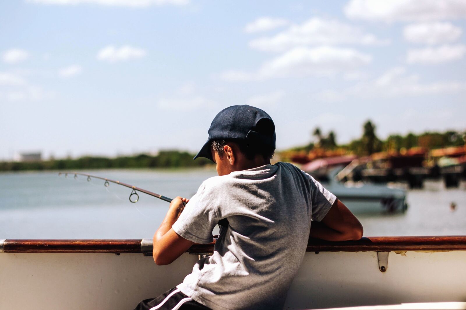 Canon EOS 60D + Canon EF 50mm F1.8 II sample photo. Boat, boy, child, sea photography