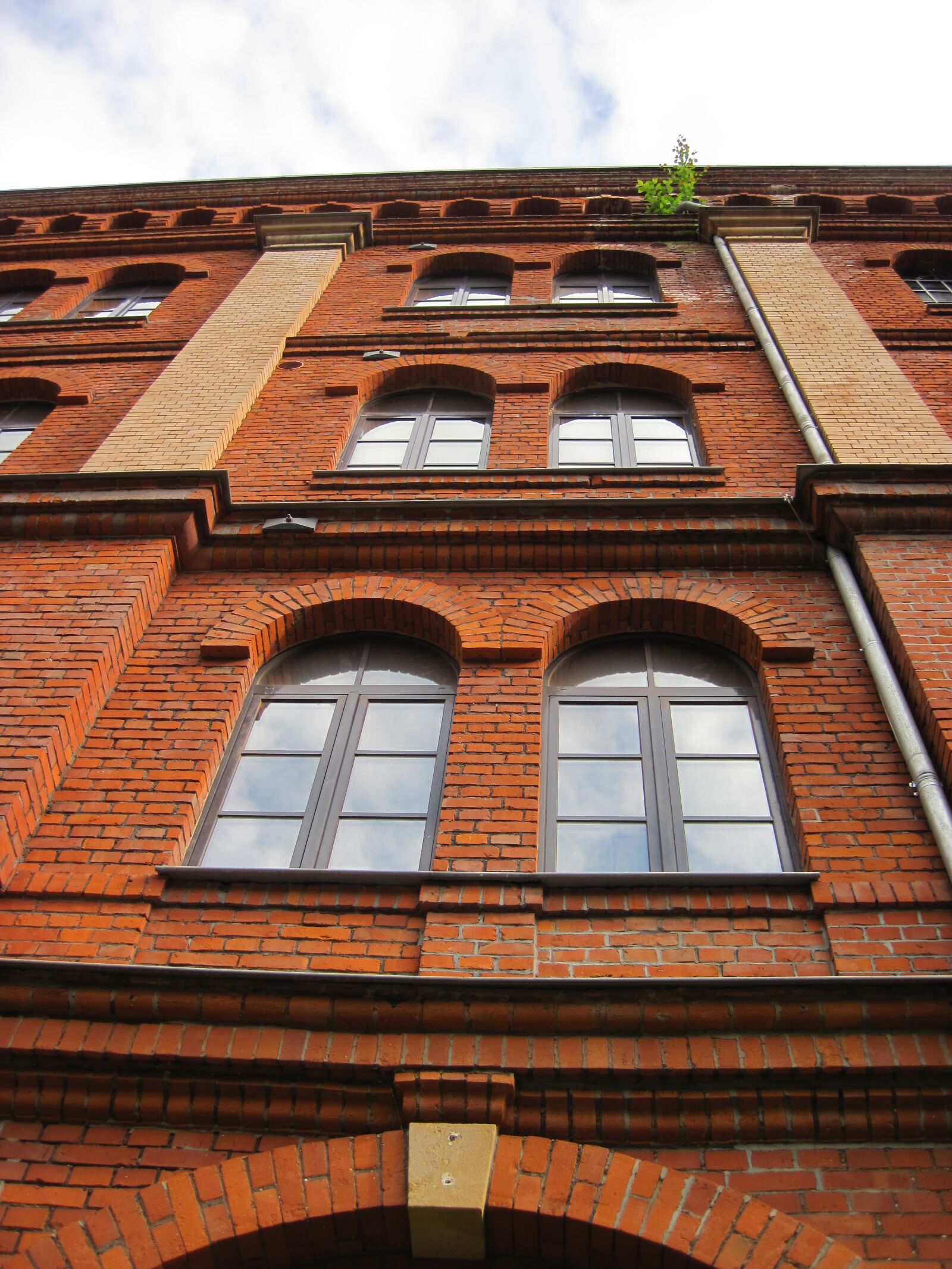 Canon PowerShot D10 sample photo. House, bricks, red photography