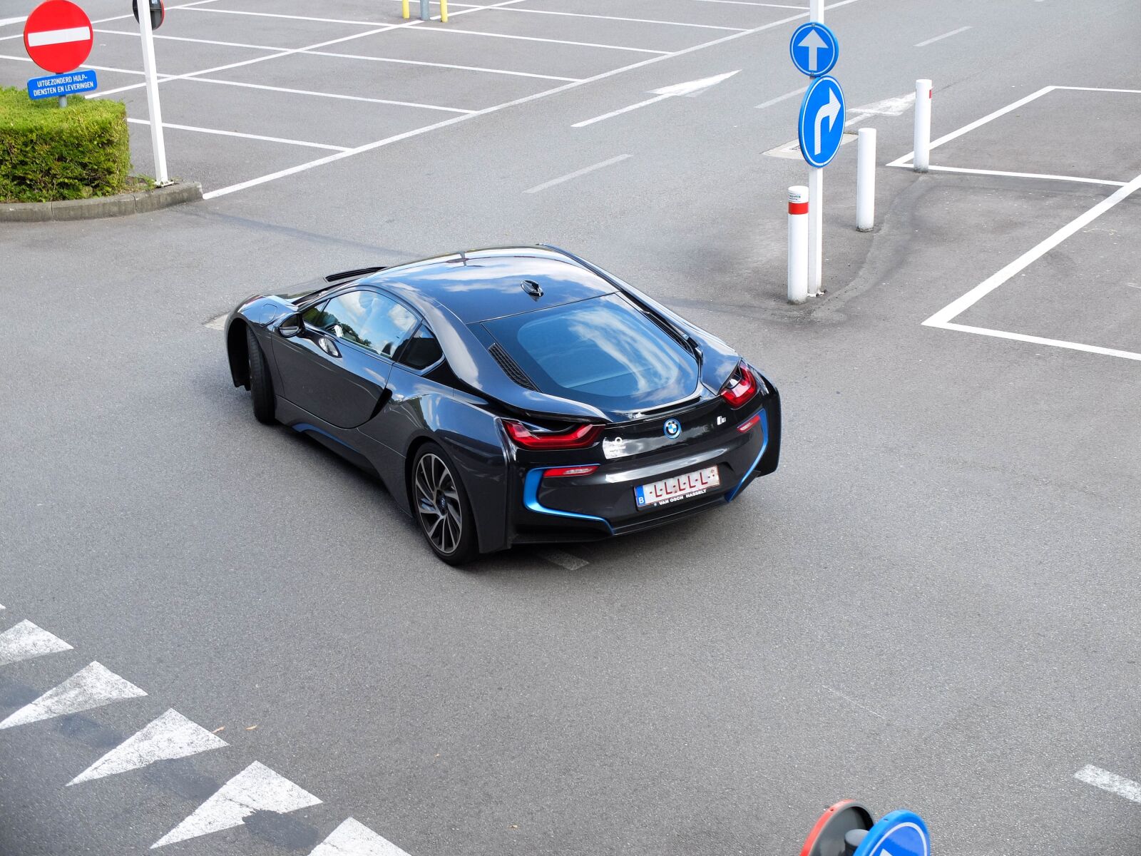 Fujifilm X30 sample photo. Bmw, car, electric, pariking photography