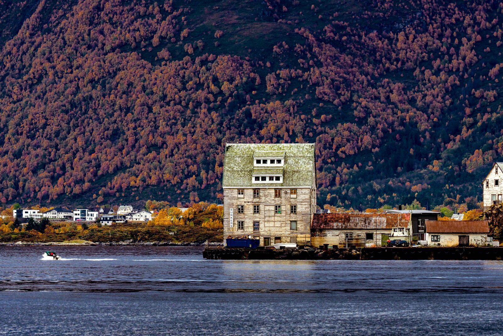Olympus OM-D E-M1 Mark II + Olympus M.Zuiko Digital ED 40-150mm F2.8 Pro sample photo. Fjord, ruin, house photography