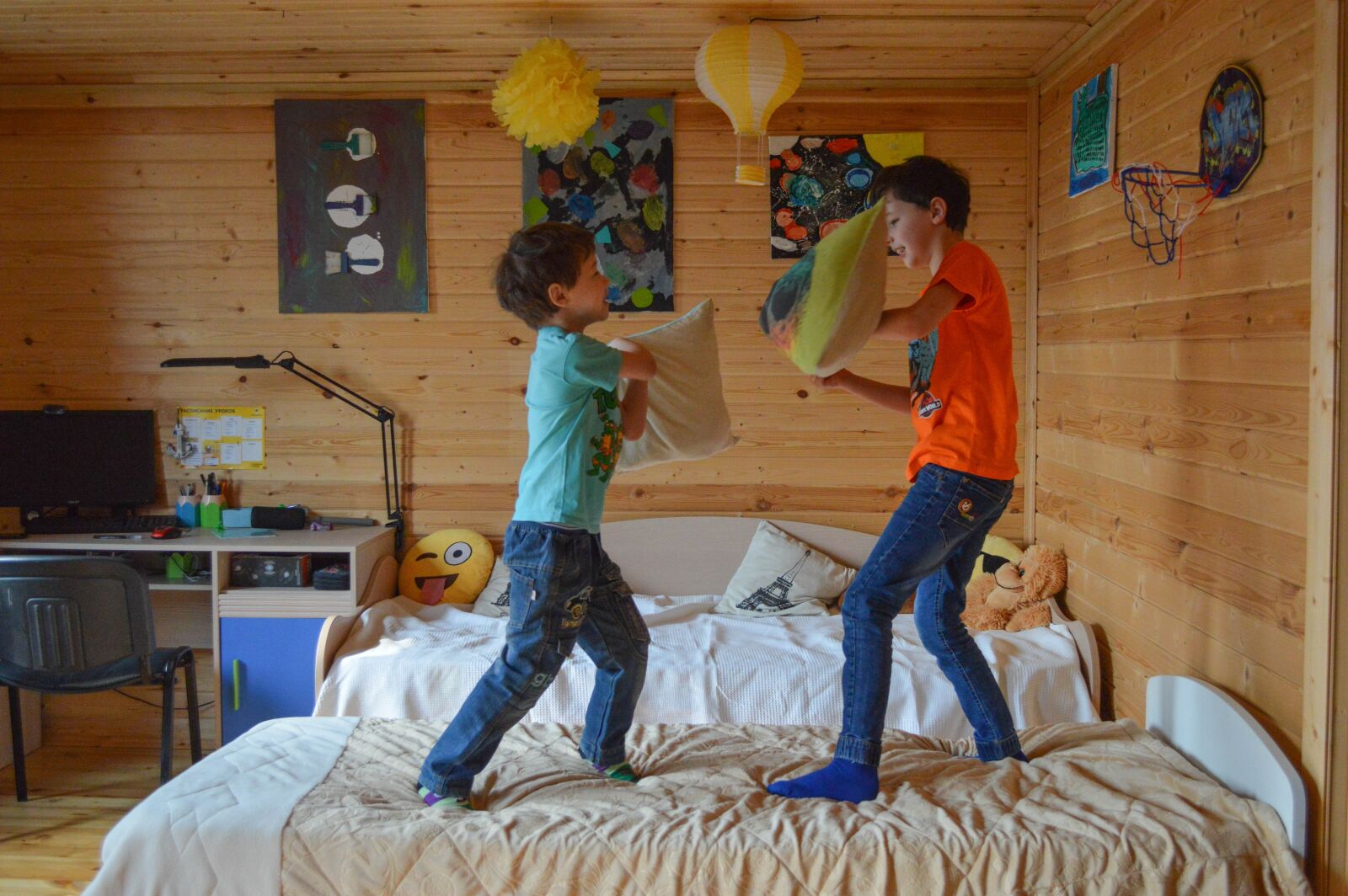 Nikon D3200 sample photo. Kids, games, pillow fight photography