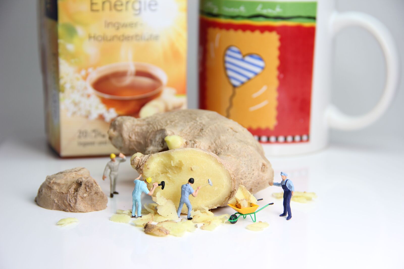 Canon EOS 550D (EOS Rebel T2i / EOS Kiss X4) sample photo. Ginger, tee, miniature figures photography