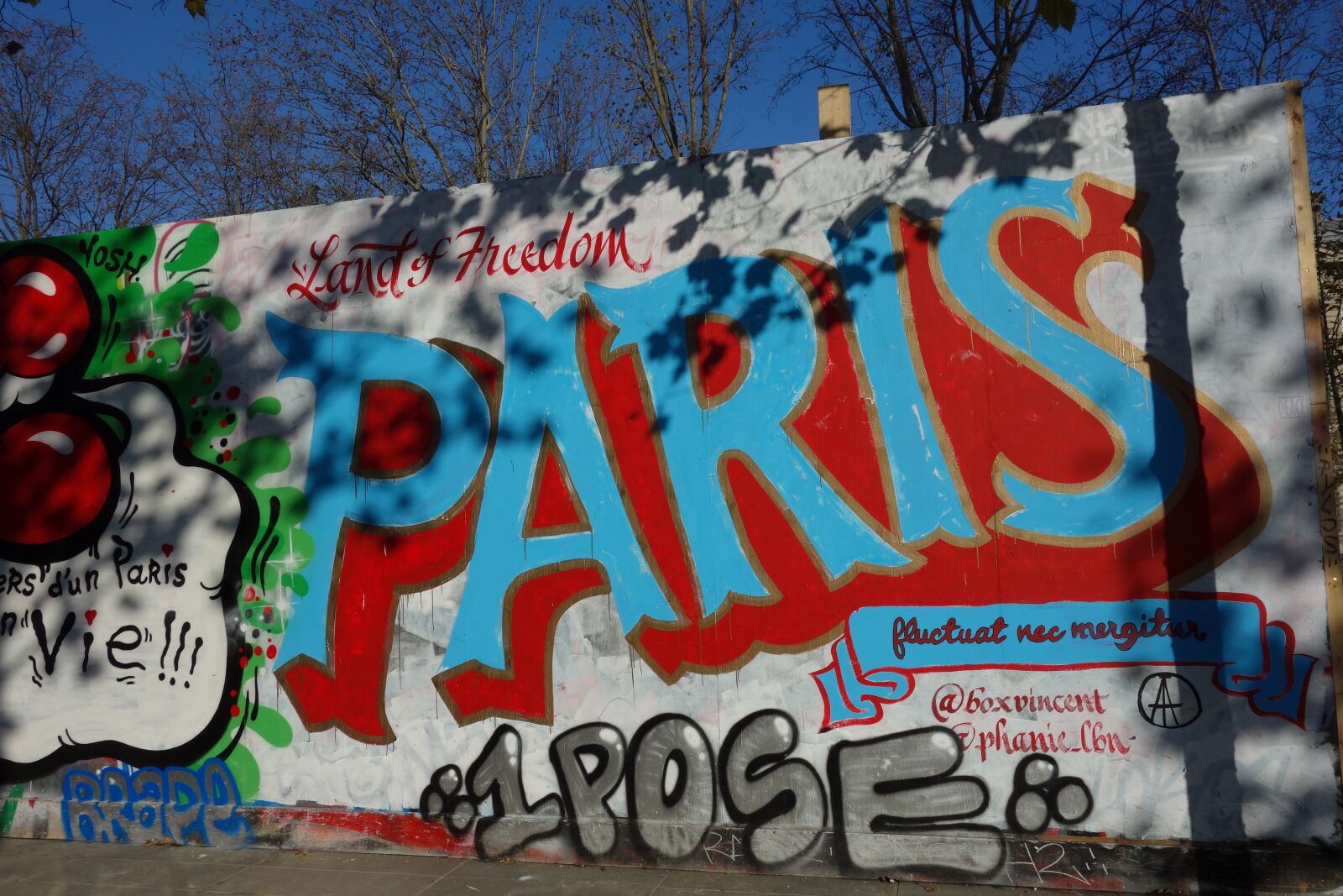 Sony Cyber-shot DSC-RX100 sample photo. Street art, paris, blue photography
