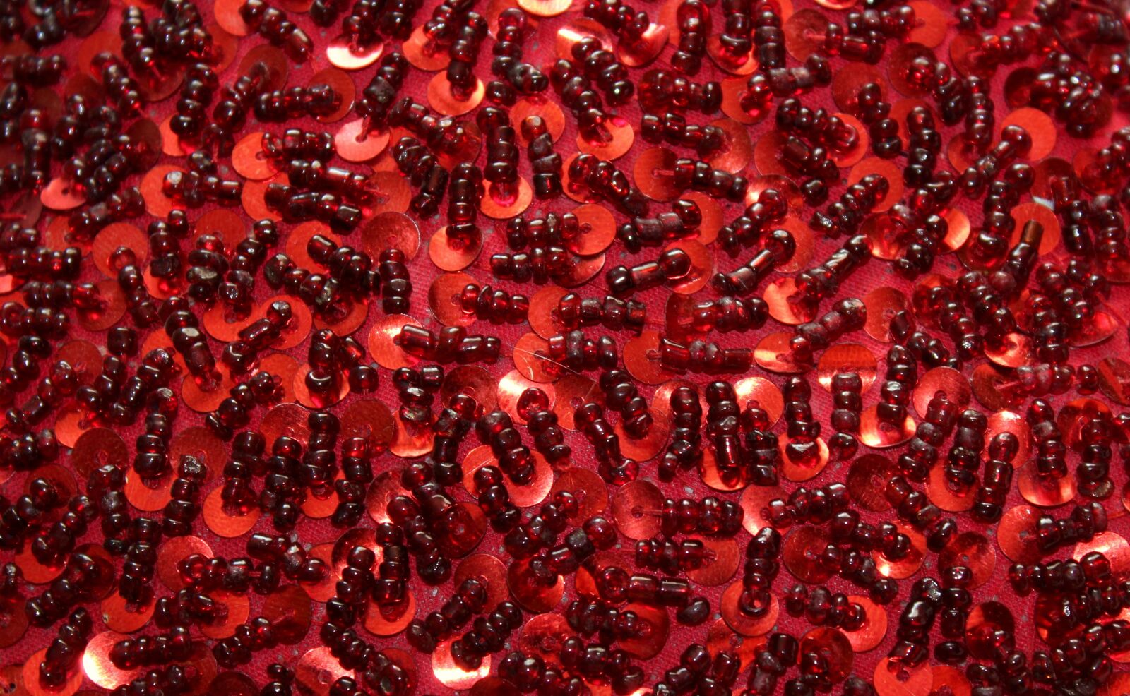 Canon EOS 1200D (EOS Rebel T5 / EOS Kiss X70 / EOS Hi) sample photo. Beads, sequins, red photography