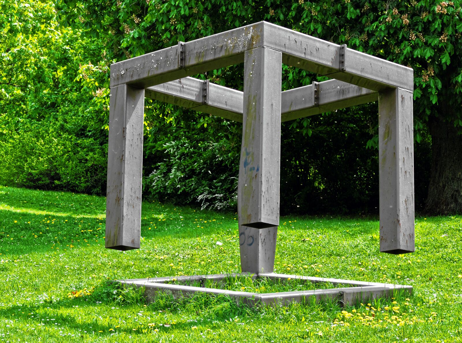 Panasonic Lumix DMC-FZ1000 sample photo. Park, art, metal frame photography