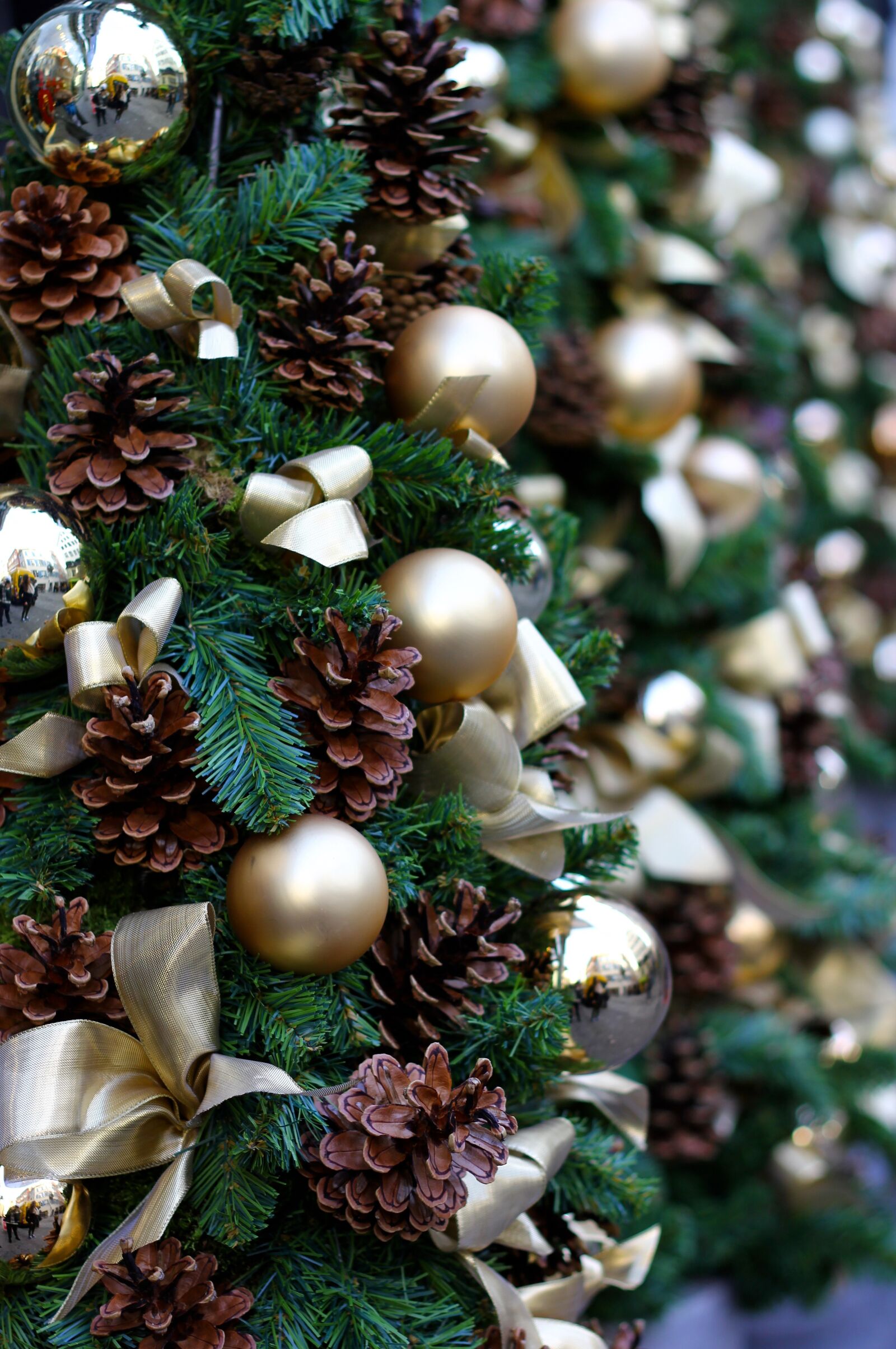 Canon EOS 60D + Canon EF 50mm F1.8 II sample photo. Decoration, christmas, bowls photography