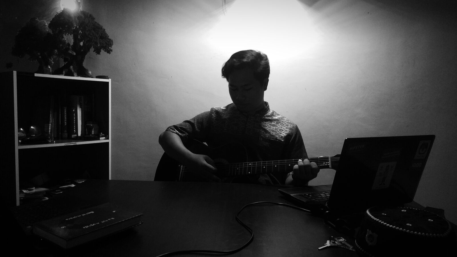 Xiaomi Redmi Note 5 sample photo. Gitar, black white, guitar photography