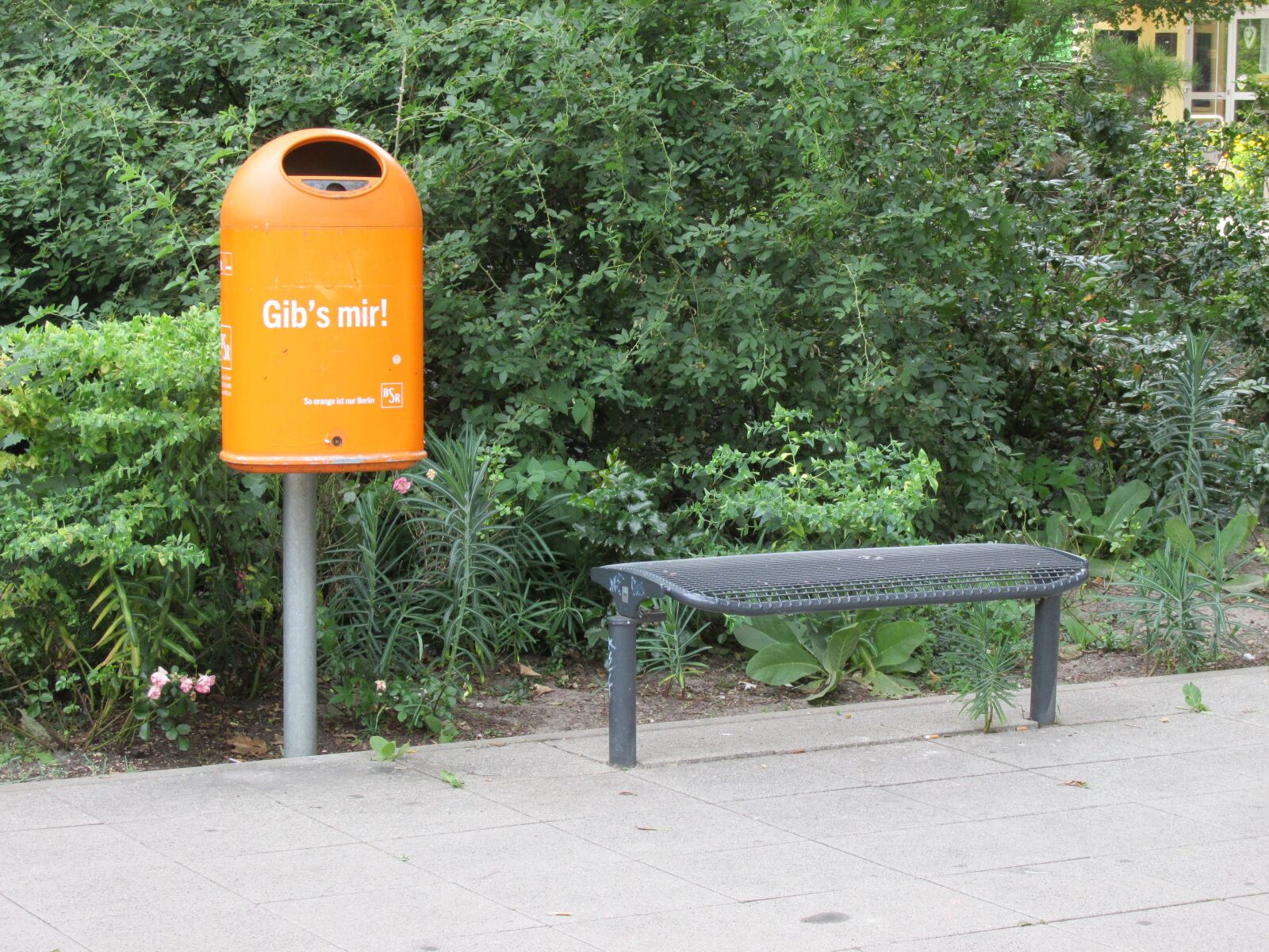 Canon PowerShot SX160 IS sample photo. Berlin, bsr, garbage can photography