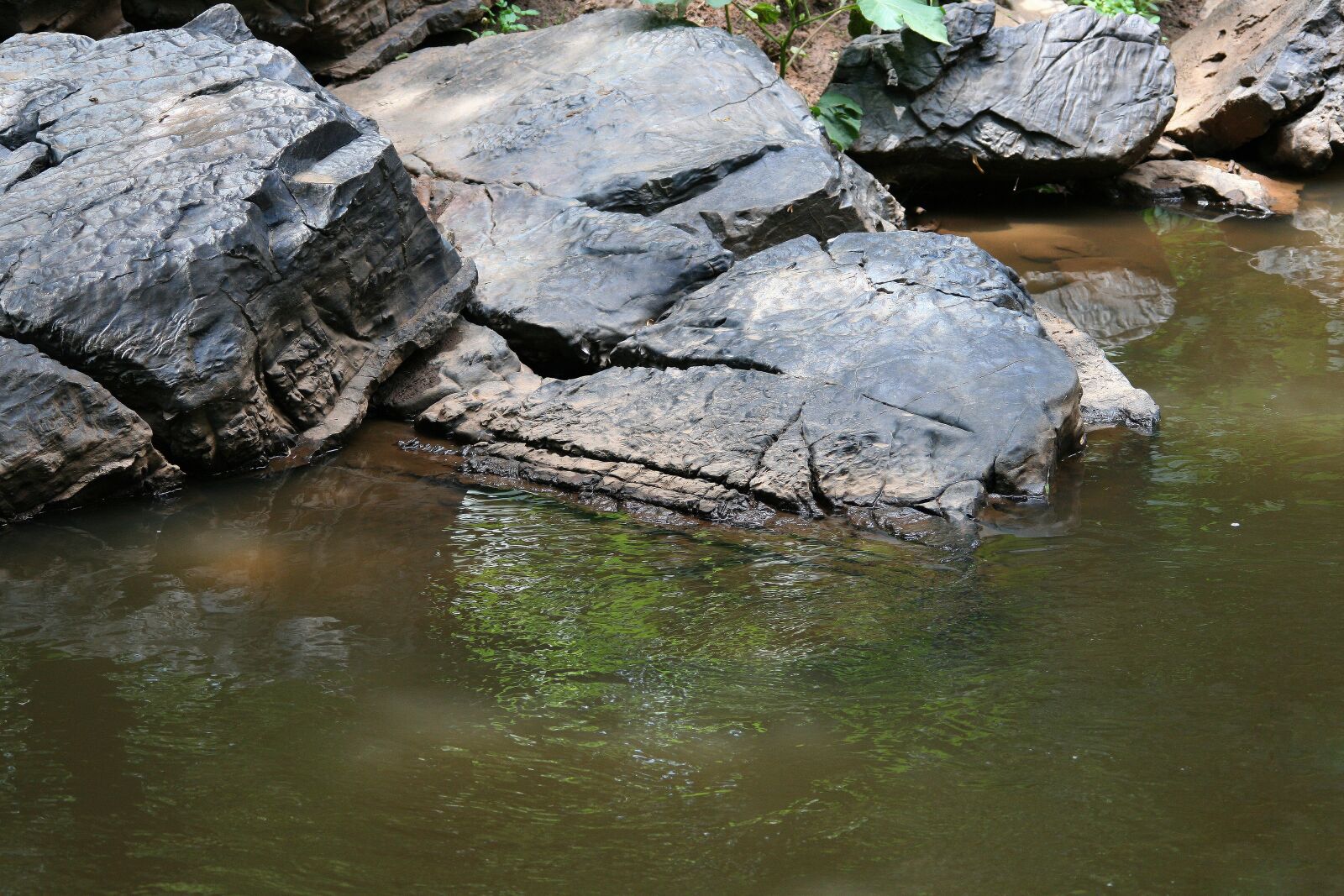 Canon EOS 400D (EOS Digital Rebel XTi / EOS Kiss Digital X) sample photo. Rocks in stream, stream photography