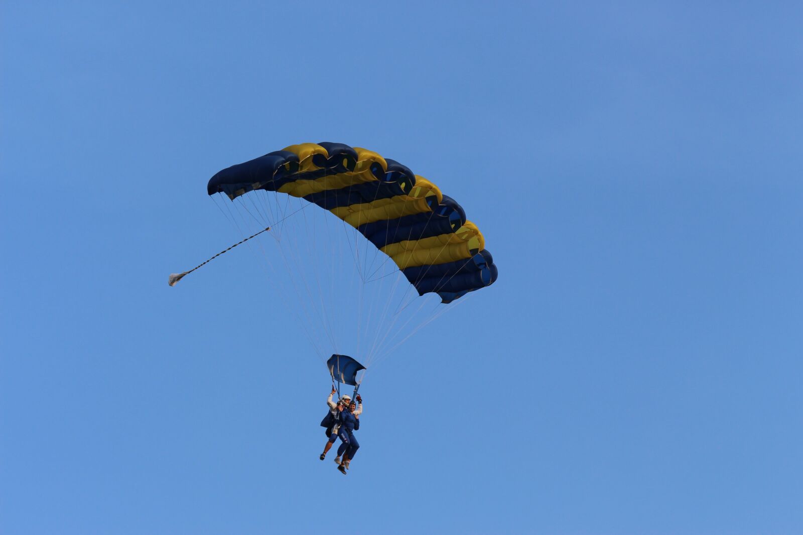 Canon EOS 700D (EOS Rebel T5i / EOS Kiss X7i) + Canon EF 70-300mm F4-5.6 IS USM sample photo. Parachute, tandem jump, summer photography