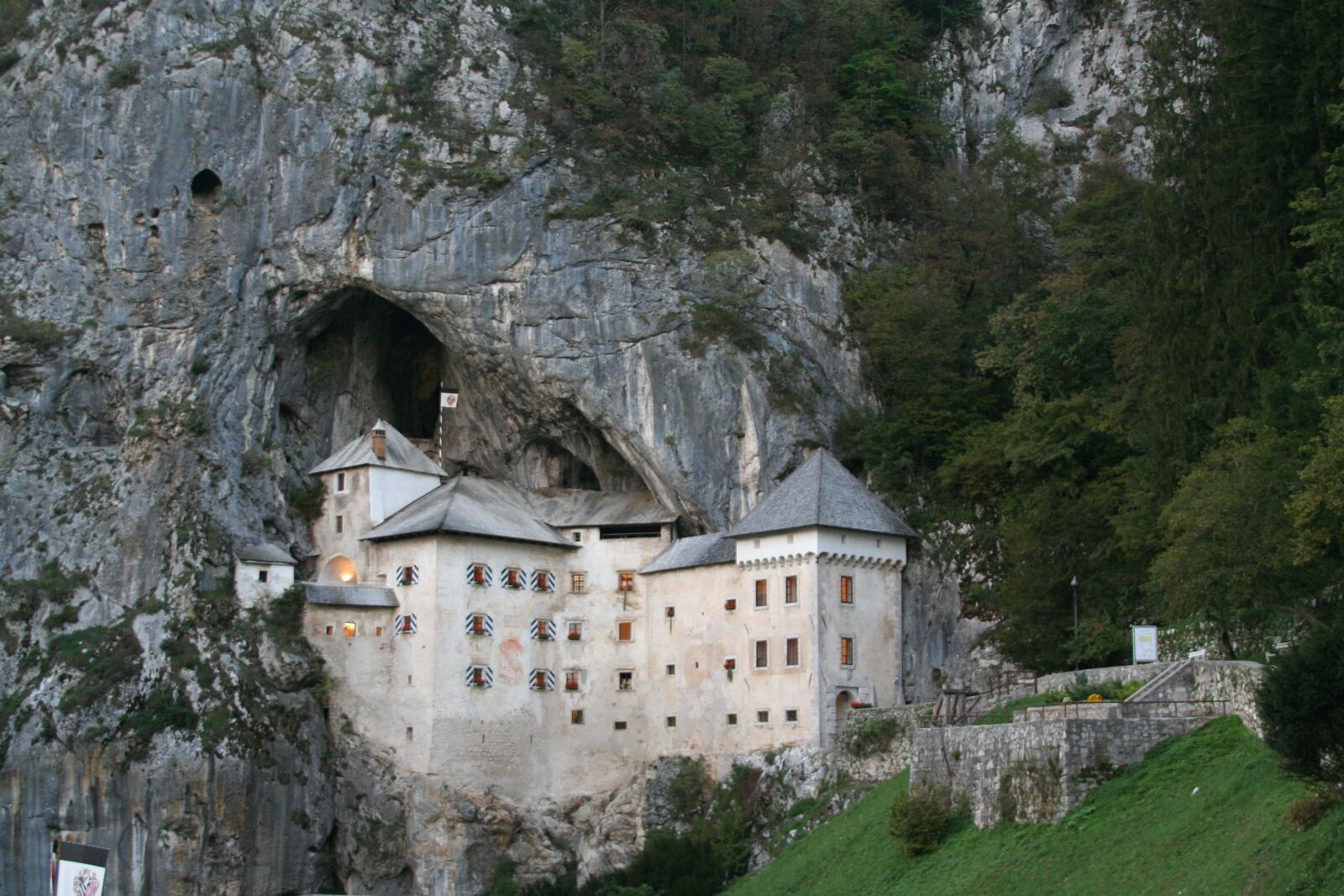 Canon EOS 350D (EOS Digital Rebel XT / EOS Kiss Digital N) sample photo. Postojna, castle, slovenia photography