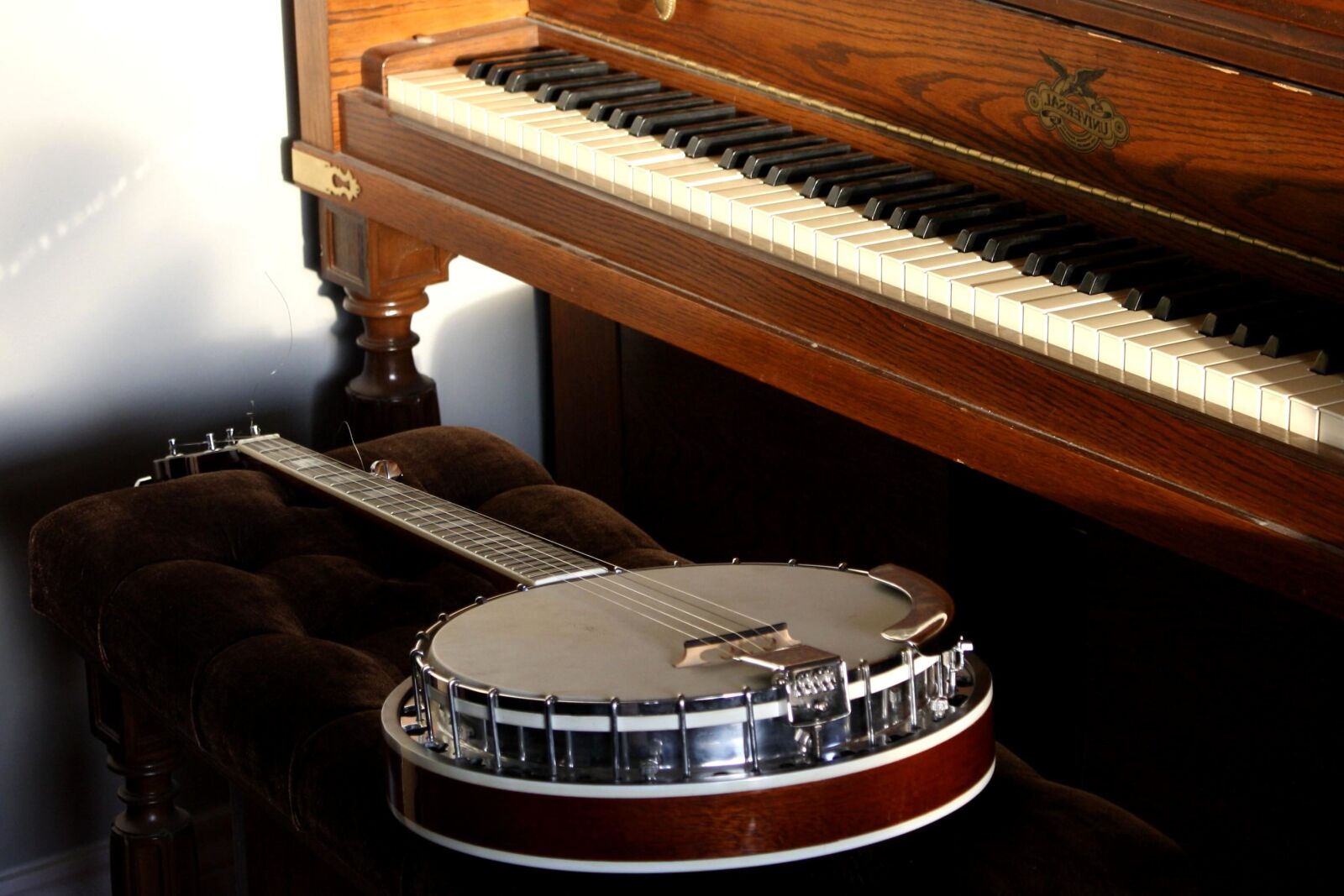 f/3.5-5.6 IS sample photo. Piano, banjo, instruments, music photography