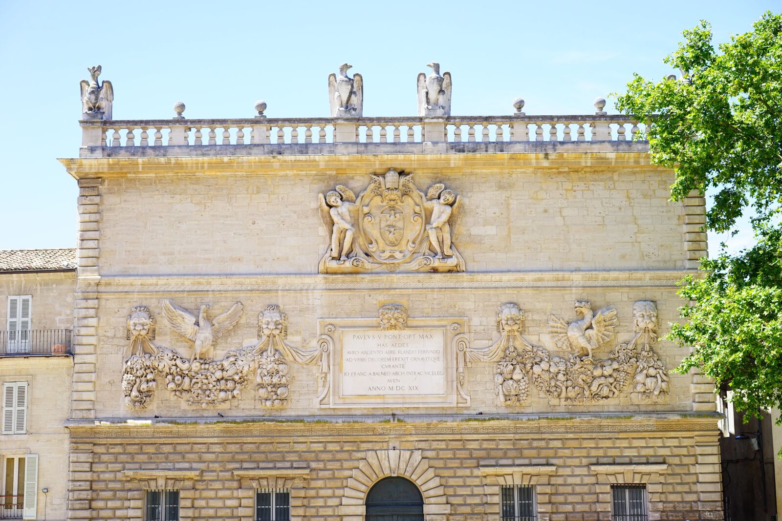 Sony a7 + Sony Sonnar T* FE 55mm F1.8 ZA sample photo. Mint, avignon, building photography