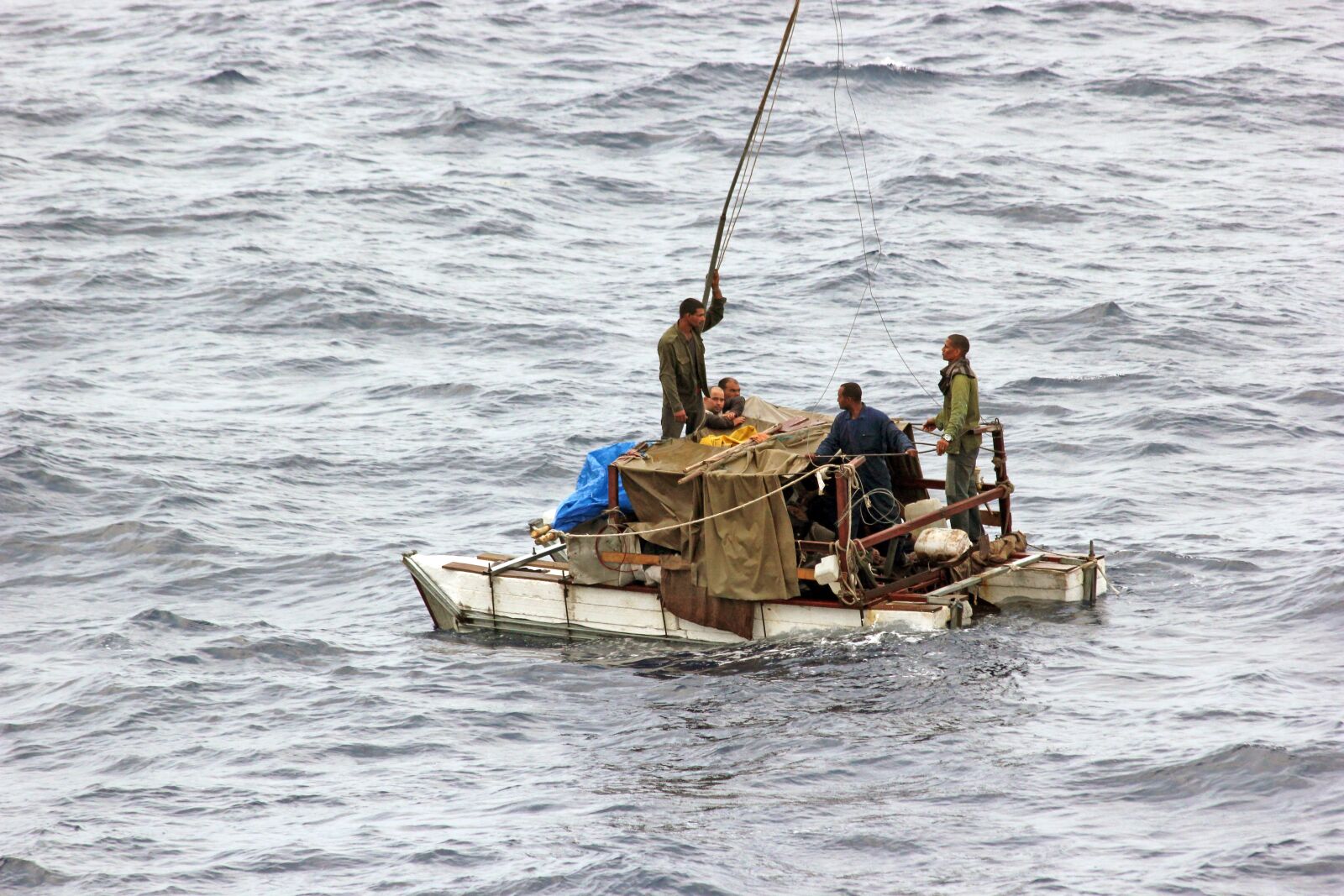 Canon EOS 550D (EOS Rebel T2i / EOS Kiss X4) sample photo. Refugees, rescue, cuba photography