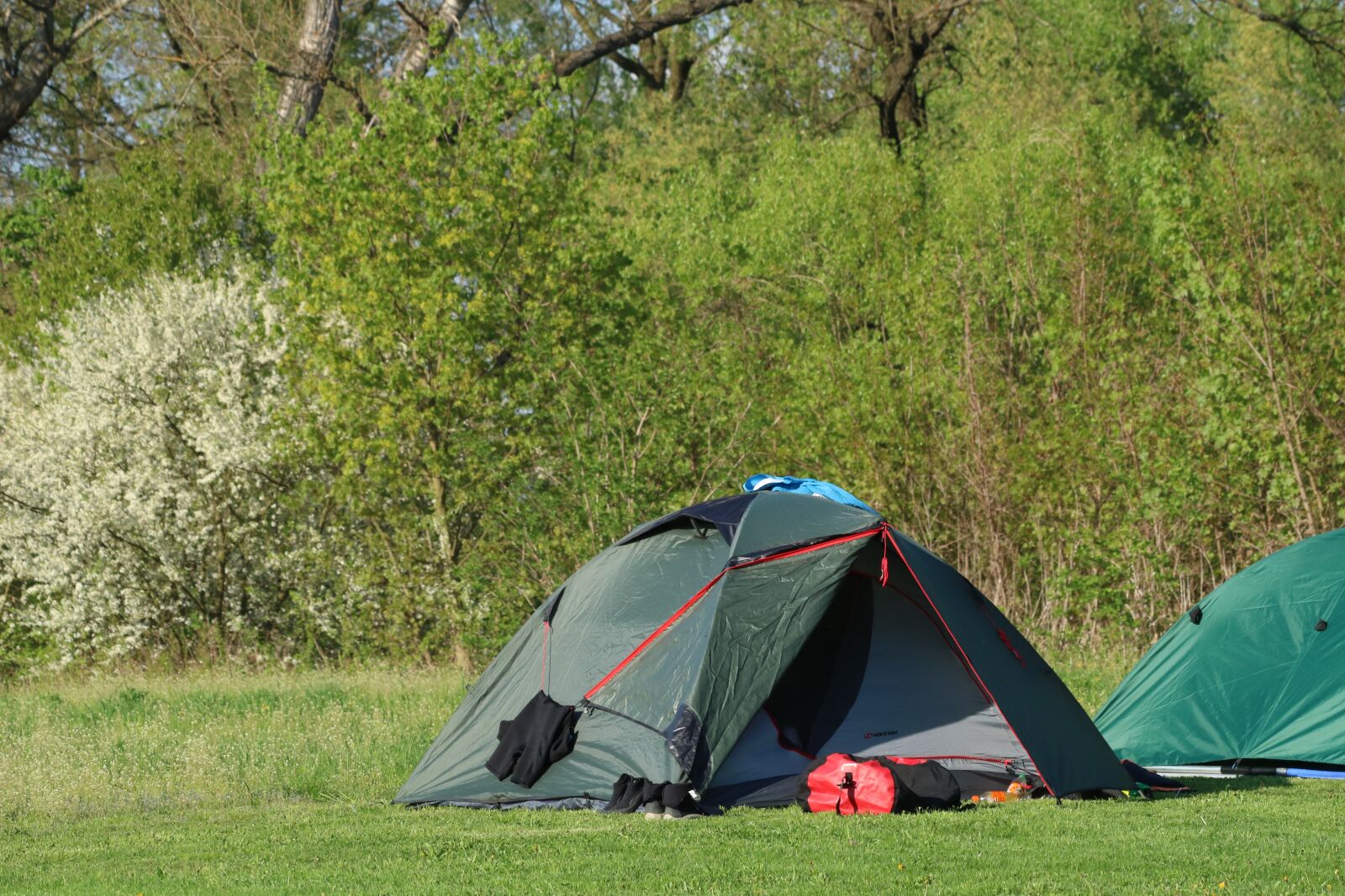 Canon EOS 750D (EOS Rebel T6i / EOS Kiss X8i) + Canon EF 70-300mm F4-5.6 IS USM sample photo. Tent, camping, spring photography