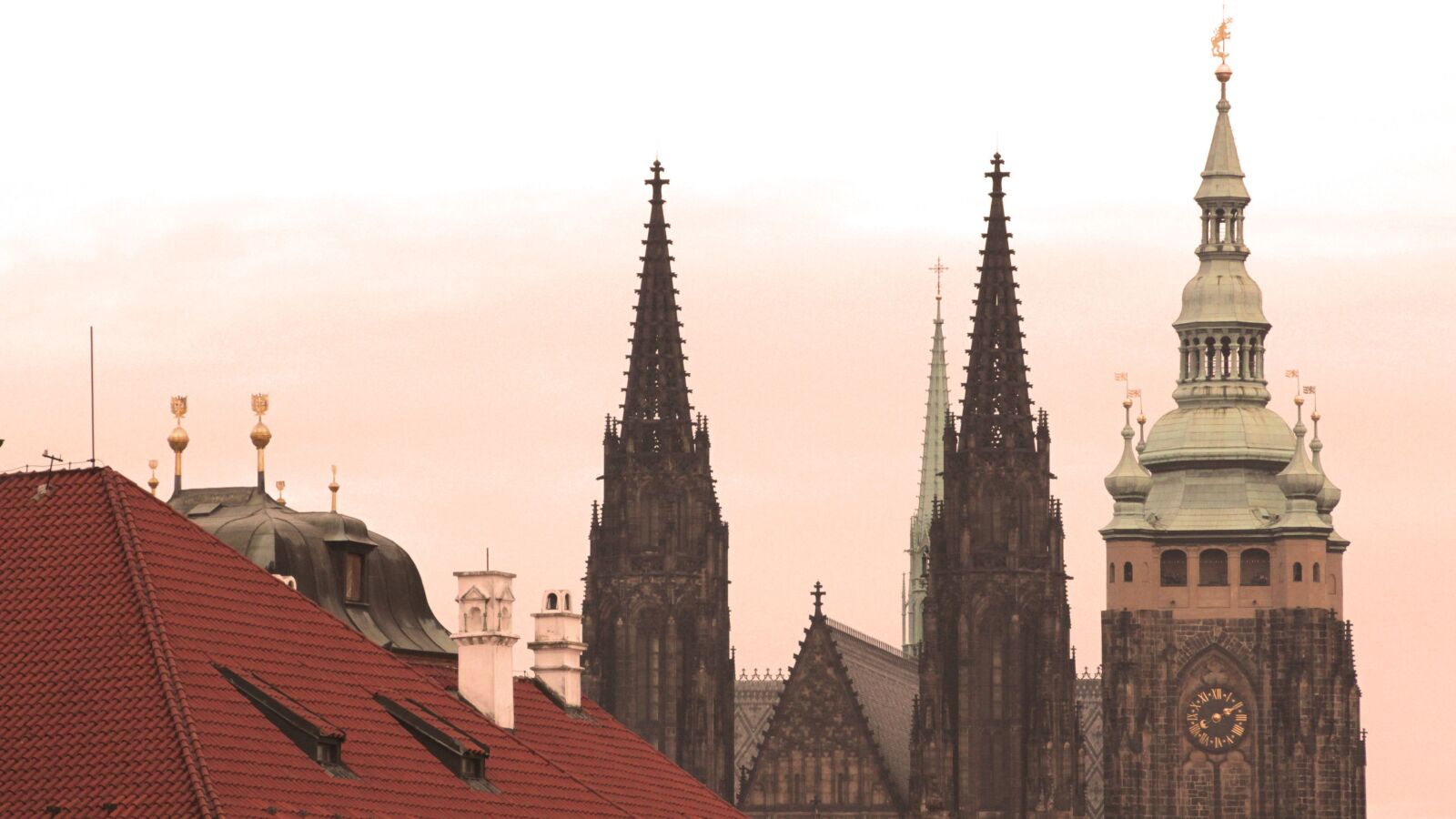 Canon EOS 550D (EOS Rebel T2i / EOS Kiss X4) sample photo. Prague, evening, roof photography